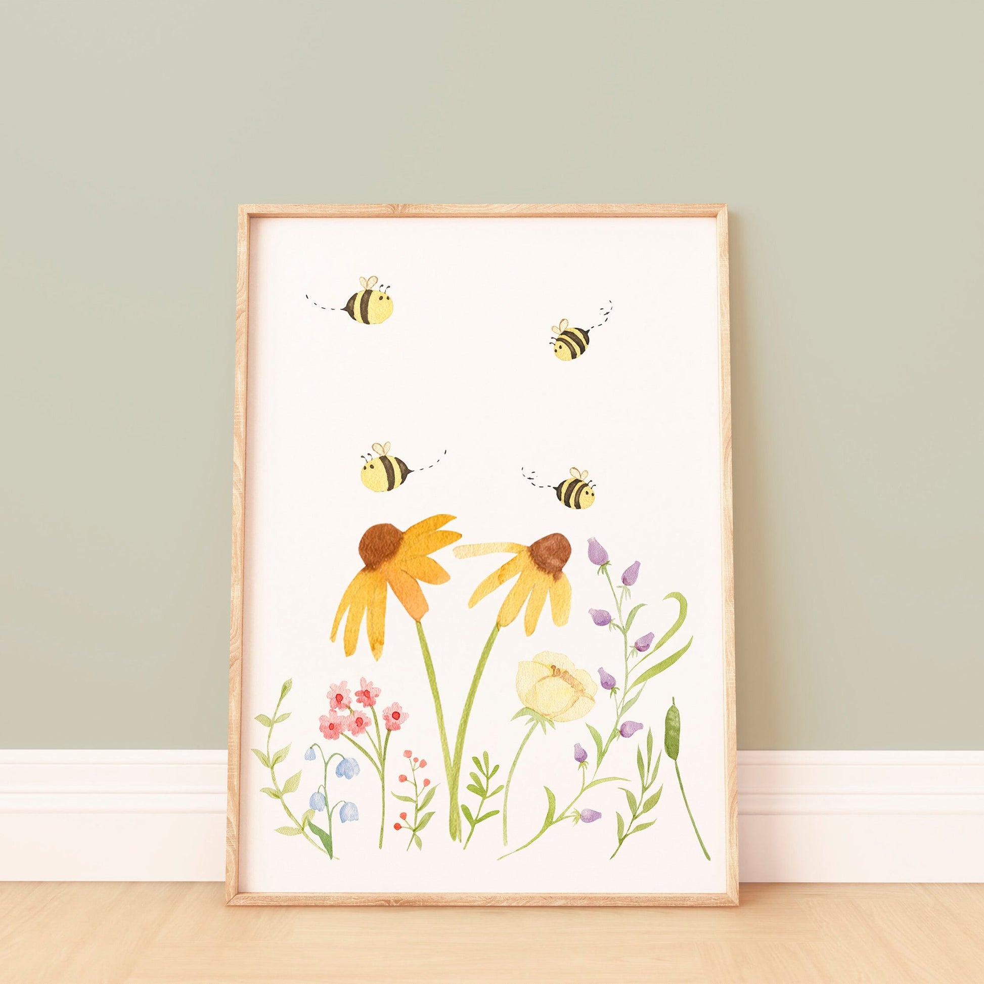 Posterset Bären und Bienen A4 & A3: Ein Wandbild mit Blumen und Bienen, das auf hochwertigem, mattem 300g Naturpapier gedruckt ist, perfekt für Kinderzimmer.