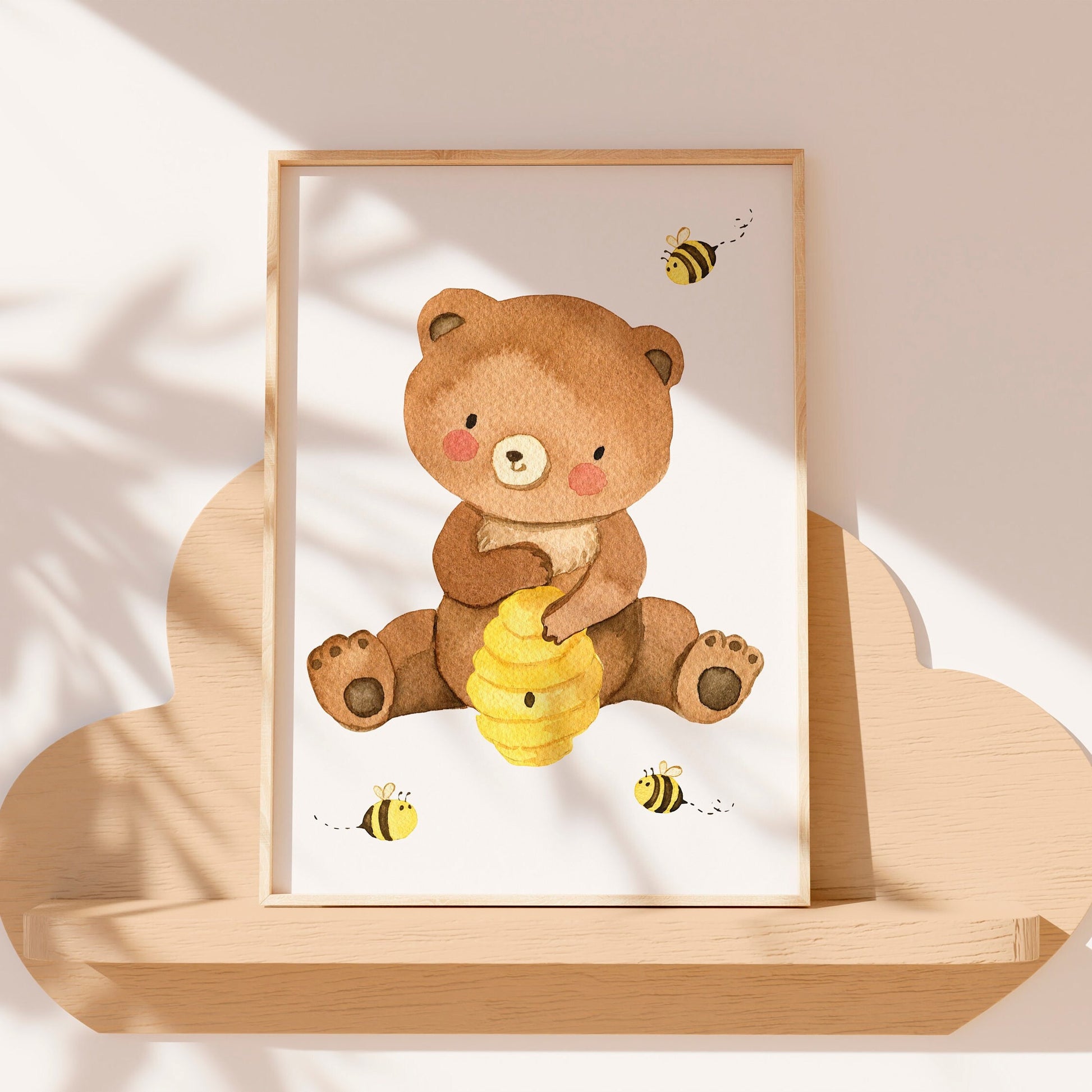 Posterset Bären und Bienen A4 & A3: Ein handgemalter Bär hält eine Bienenwabe, ideal für Kinderzimmer. Gedruckt auf hochwertigem 300g Naturpapier, erhältlich in A4 und A3.