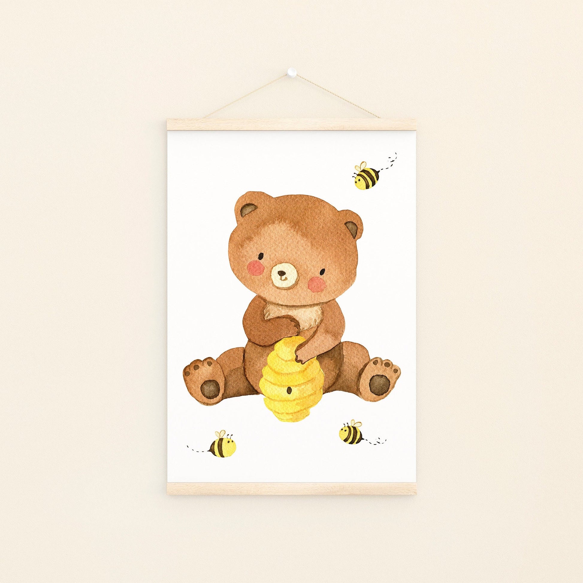 Posterset Bären und Bienen A4 & A3: Aquarell eines Bären, der einen Bienenstock hält, ideal für fantasievolle Kinderzimmerdekoration. Hochwertiges, stabiles Naturpapier.