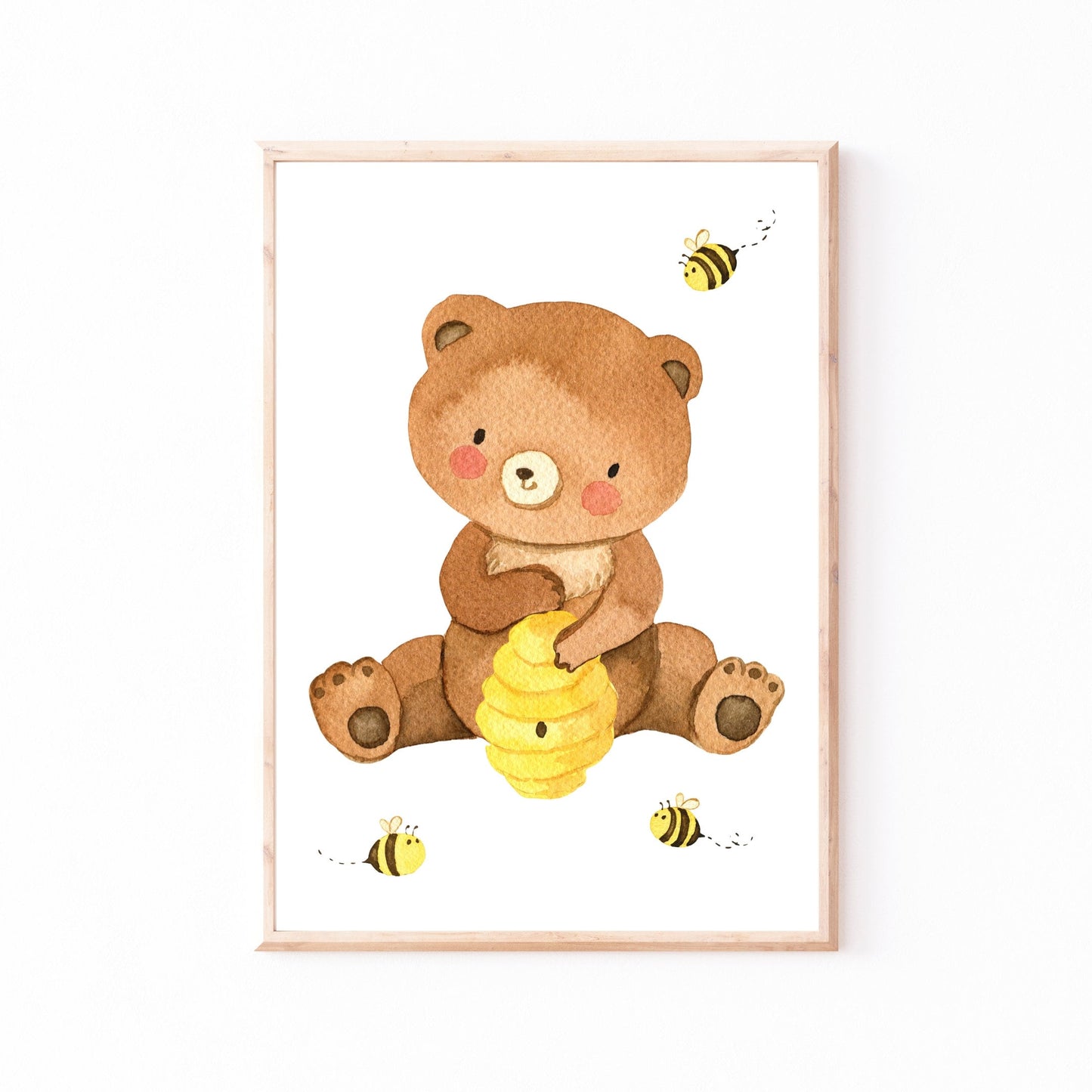 Poster Bär mit Bienenstock A4 & A3: Aquarell eines Bären, der einen Bienenstock hält. Perfekt für Kinderzimmer, gedruckt auf hochwertigem 300g Naturpapier matt.