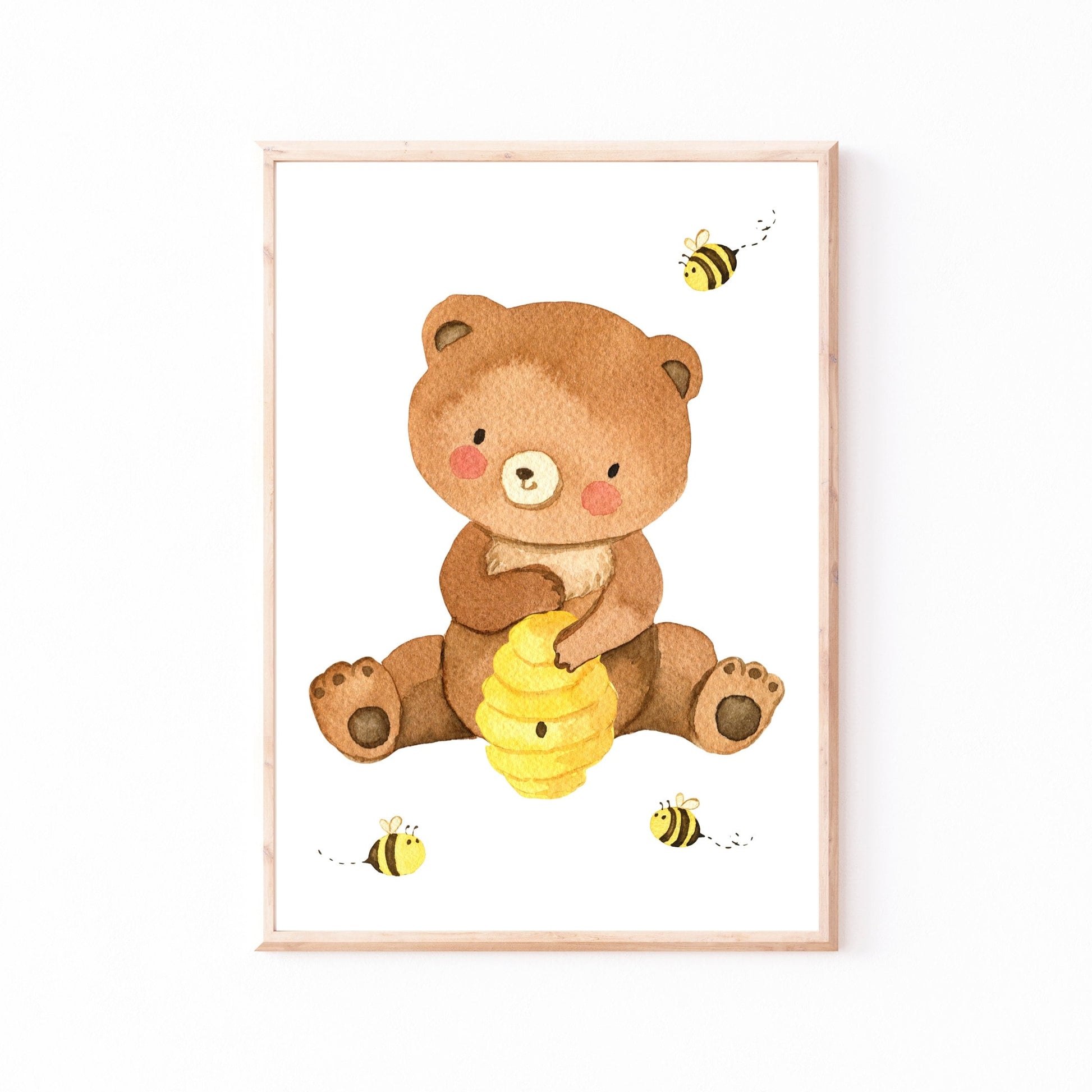 Poster Bär mit Bienenstock A4 & A3: Aquarell eines Bären, der einen Bienenstock hält. Perfekt für Kinderzimmer, gedruckt auf hochwertigem 300g Naturpapier matt.