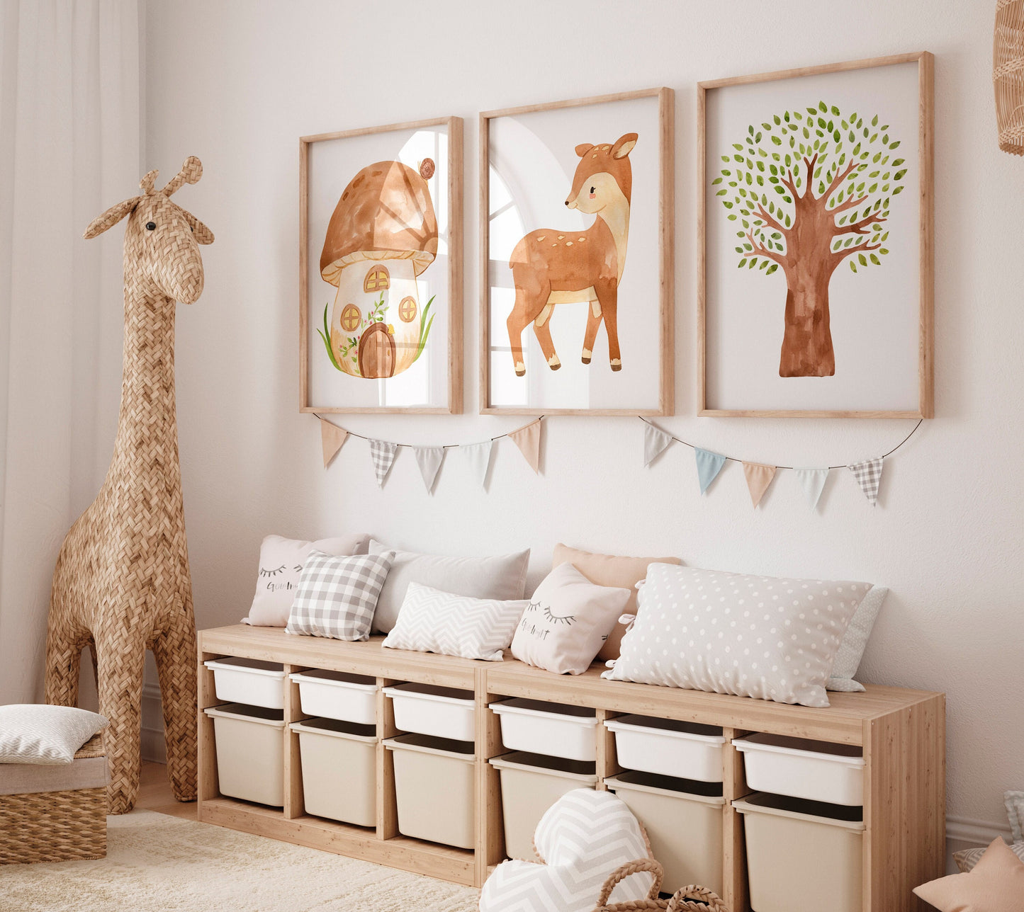 Posterset Wald A4 & A3: fantasievolle Waldmotive mit Baum, Reh und Pilzhaus, gedruckt auf hochwertigem, mattem Naturpapier. Ideal für Kinderzimmer.