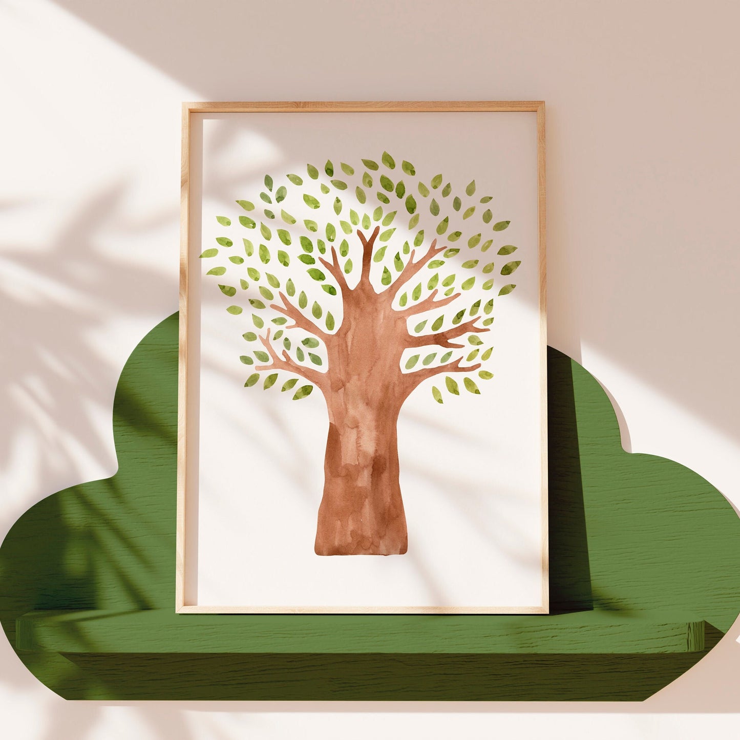 Poster Baum A4 & A3: Ein gerahmtes Aquarellbild eines Baumes auf einem grünen Regal, ideal als Kinderzimmerdeko oder Geschenk, gedruckt auf hochwertigem, stabilem 300g Naturpapier.