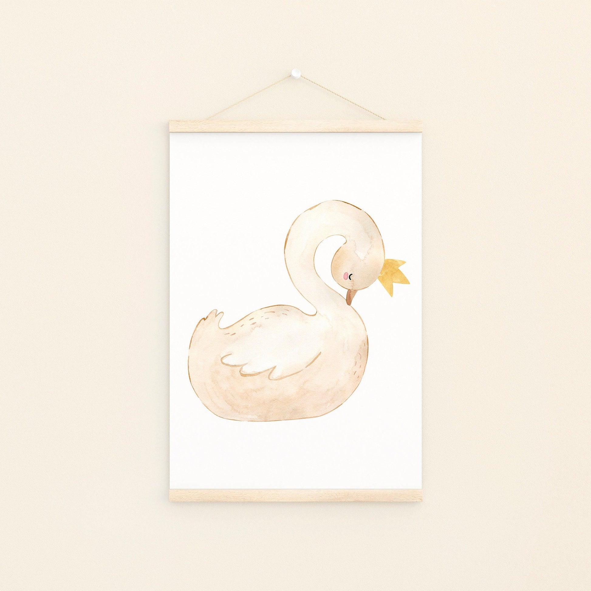 Poster Schwan A4 & A3: Wasserfarbenillustration von Schwan mit goldener Krone auf hochwertigem, mattem Naturpapier, ideal für die Kinderzimmerdekoration.