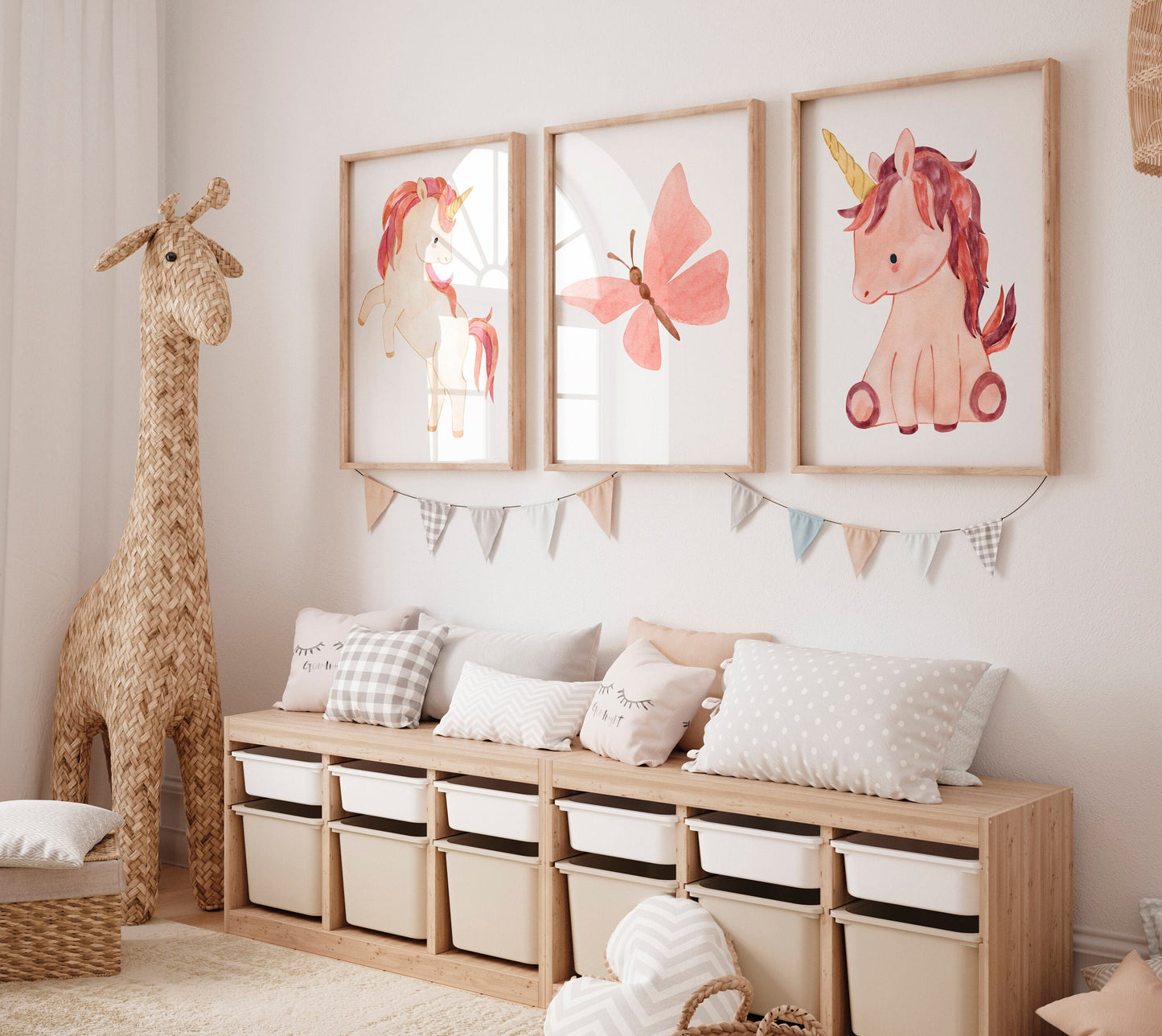 Posterset Einhorn und Schmetterling A4 & A3: Ein Zimmer mit Einhorn- und Schmetterlingszeichnungen an der Wand, ideal als Kinderzimmerdeko, gedruckt auf hochwertigem Naturpapier.