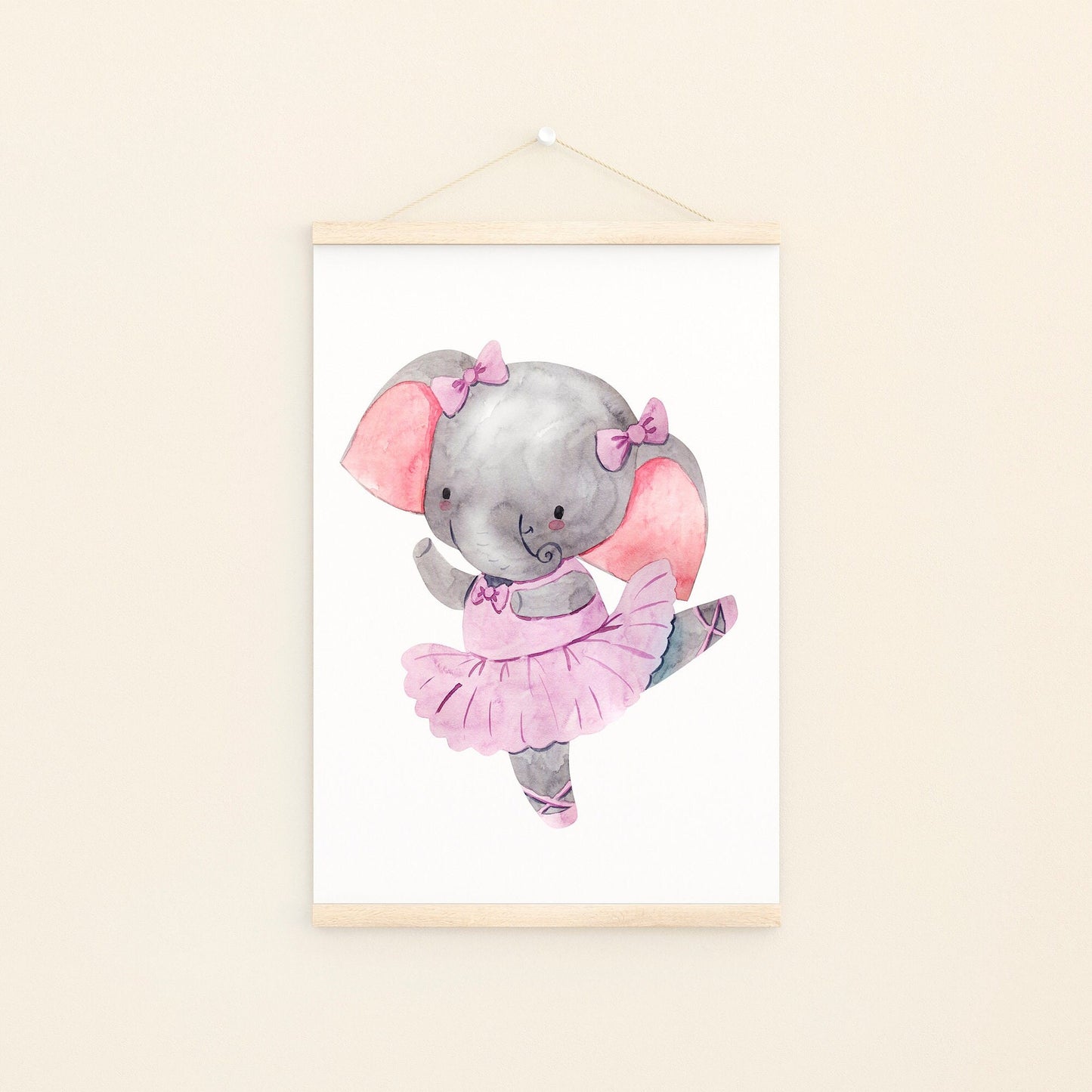 Poster Ballerina Elefant Rosa A4 & A3: Aquarell, Baby-Elefant im Tutu, perfekt als dekoratives Kinderzimmer-Poster auf hochwertigem, stabilem 300g Naturpapier.