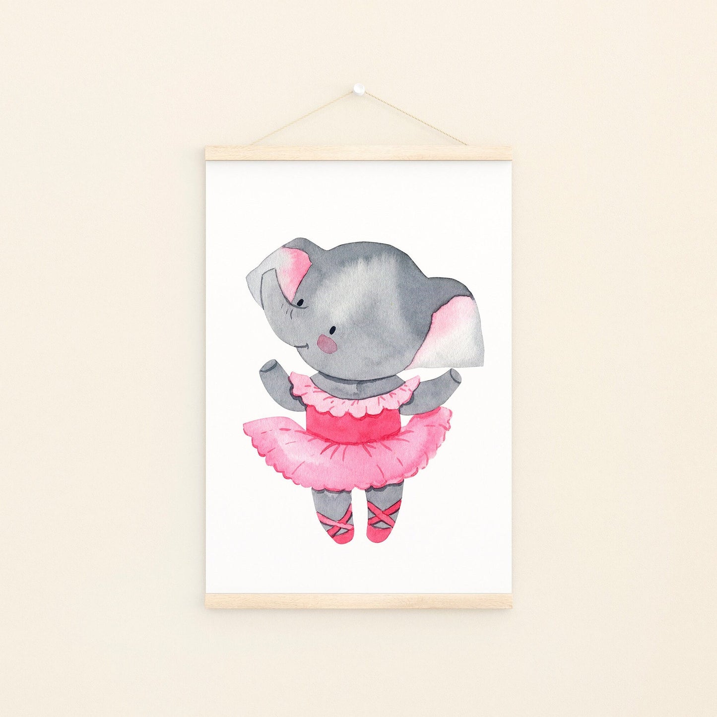 Poster Ballerina Elefant Pink A4 & A3: Handgemaltes Aquarell, Baby-Elefant in einem rosa Kleid, perfekt für die Kinderzimmerdekoration.