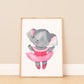 Poster Ballerina Elefant Pink A4 & A3: Illustration, grauer Baby-Elefanten in pinkem Kleid, perfekt für das Kinderzimmer. Gedruckt auf hochwertigem, mattem 300g Naturpapier.