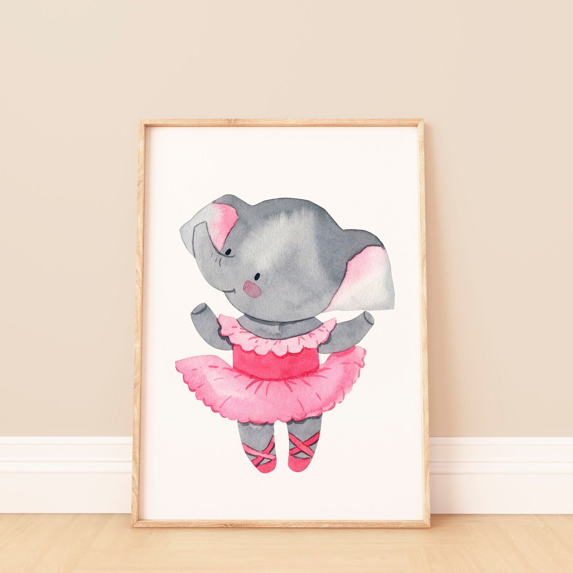 Poster Ballerina Elefant Pink A4 & A3: Illustration, grauer Baby-Elefanten in pinkem Kleid, perfekt für das Kinderzimmer. Gedruckt auf hochwertigem, mattem 300g Naturpapier.