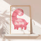 Poster Dinosaurier Pink A4 & A3: Detaillierte Illustration von Dinosaurier in Pink auf einem weißen Regal, gedruckt auf hochwertigem 300g Naturpapier, ideal für Kinderzimmer-Dekoration.