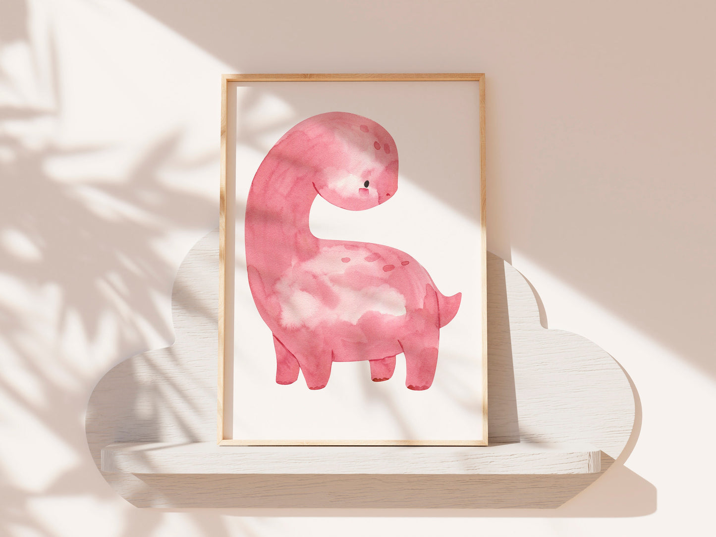 Poster Dinosaurier Pink A4 & A3: Detaillierte Illustration von Dinosaurier in Pink auf einem weißen Regal, gedruckt auf hochwertigem 300g Naturpapier, ideal für Kinderzimmer-Dekoration.