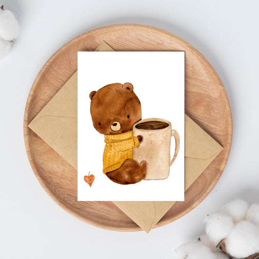 Karte Bär & Kaffeeliebe A6: Wasserfarben-Illustration, Bär, der eine Tasse Kaffee hält, mit Herz, gedruckt auf hochwertigem, mattem Naturpapier. Perfekt für liebe Grüße.