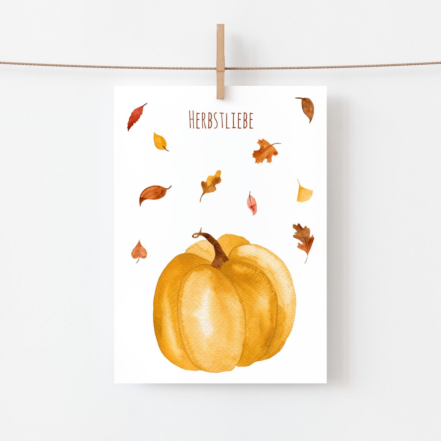 Postkarte Karte Kürbis & Herbstlaub Herbstliebe A6: Hochwertige Karte mit handgemaltem Kürbis- und Herbstlaubmotiv auf weißem Hintergrund, perfekt für Grüße und Herbstdekoration.