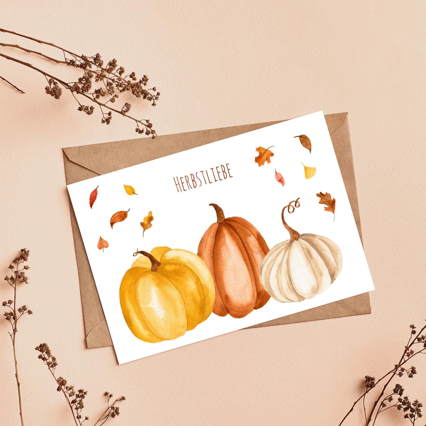 Postkarte Herbstliebe Kürbis & Herbstlaub A6 mit handgemaltem Kürbis- und Blätterdesign, Text Herbstliebe, auf hochwertigem 300g Naturpapier gedruckt, ideal für Herbstgrüße.