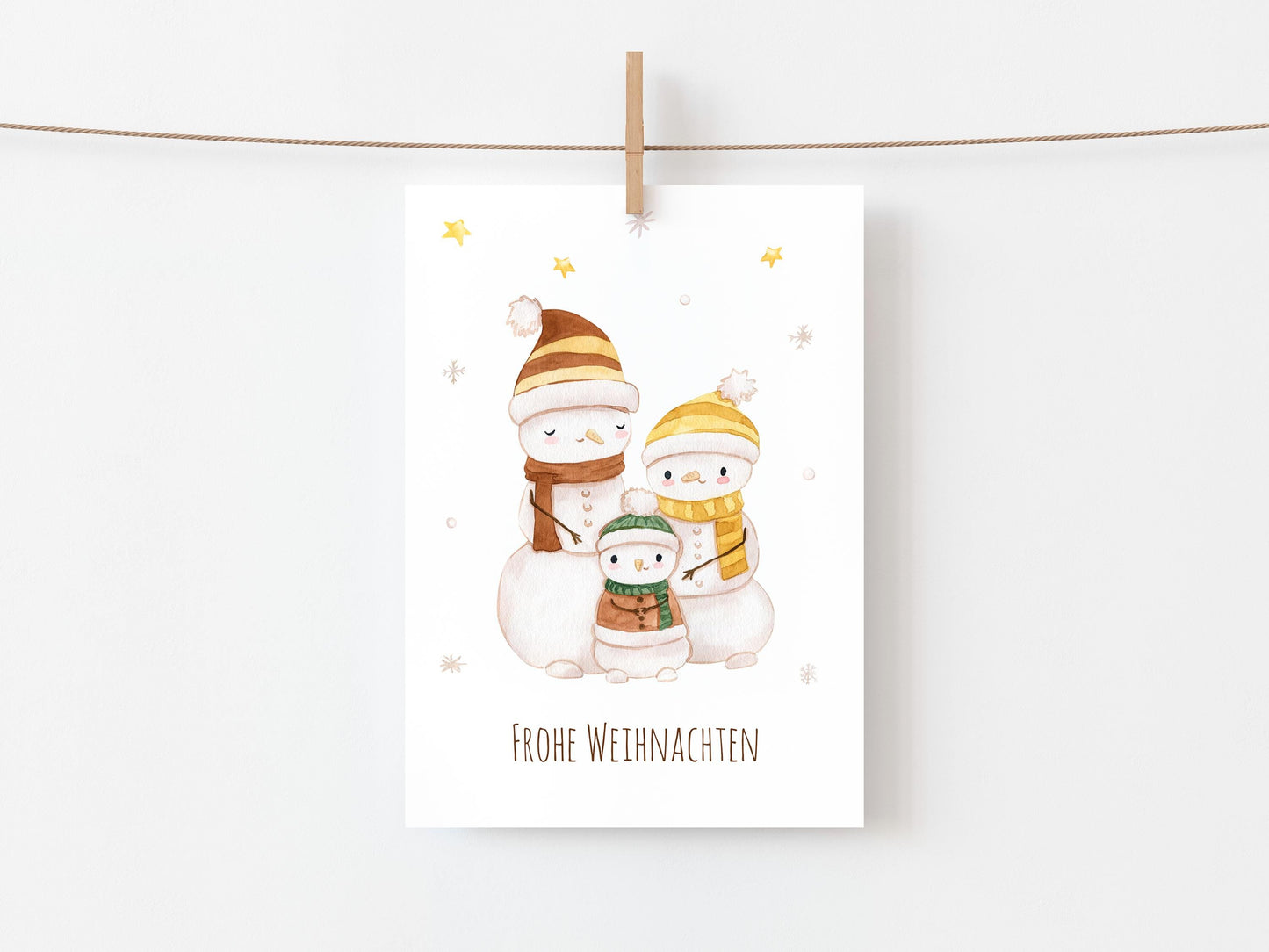 Weihnachtskarte Familie Schneemann Frohe Weihnachten A6, Schneemänner mit Hüten und Schals sowie ein Kind,Text: Frohe Weihnachten, illustriert auf hochwertigem, mattem 300g Naturpapier.