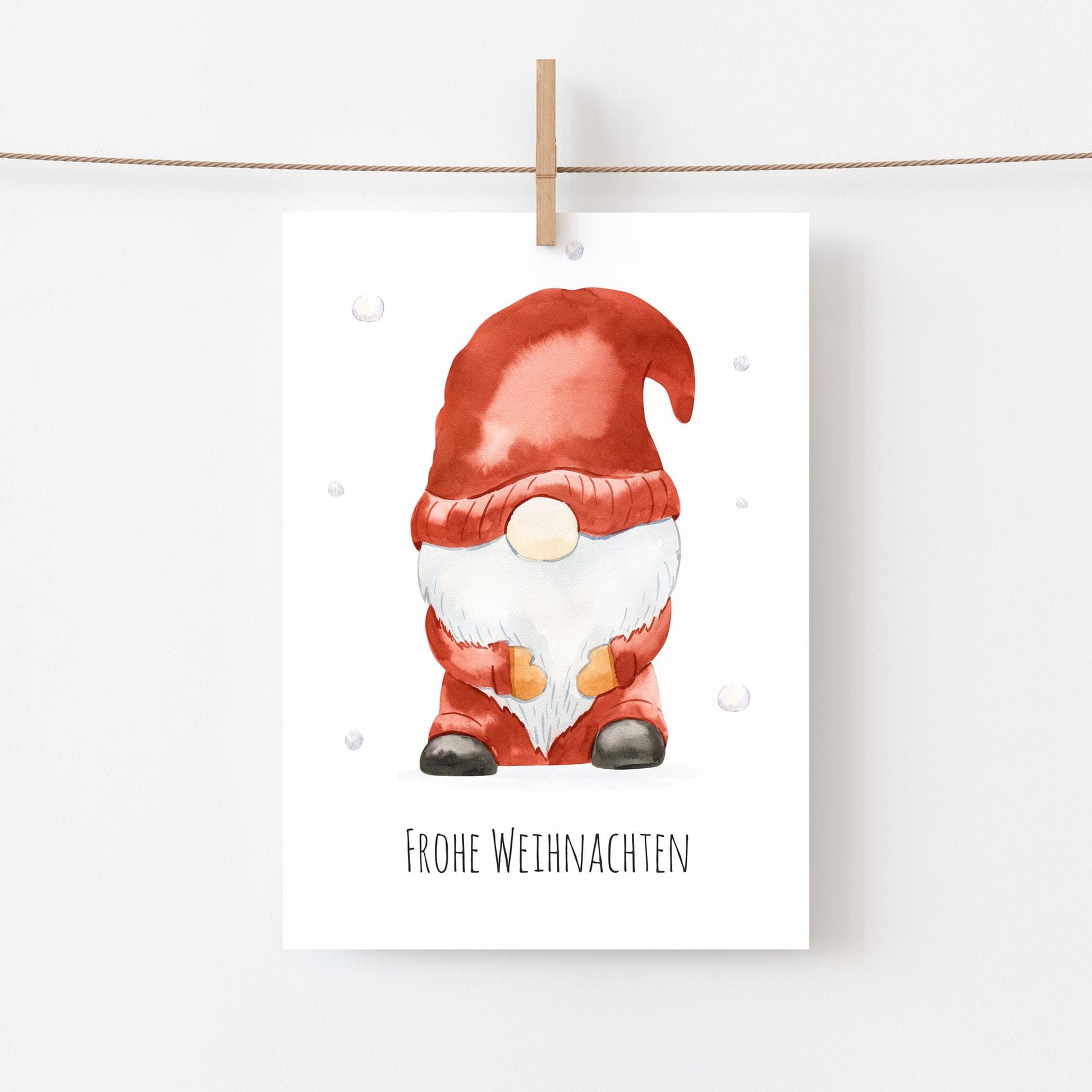 Weihnachtskarte mit Aquarell-Gnom und Frohe Weihnachten Schriftzug, auf hochwertigem, mattem Naturpapier. Ideal für Weihnachtsgrüße oder als Dekoration.