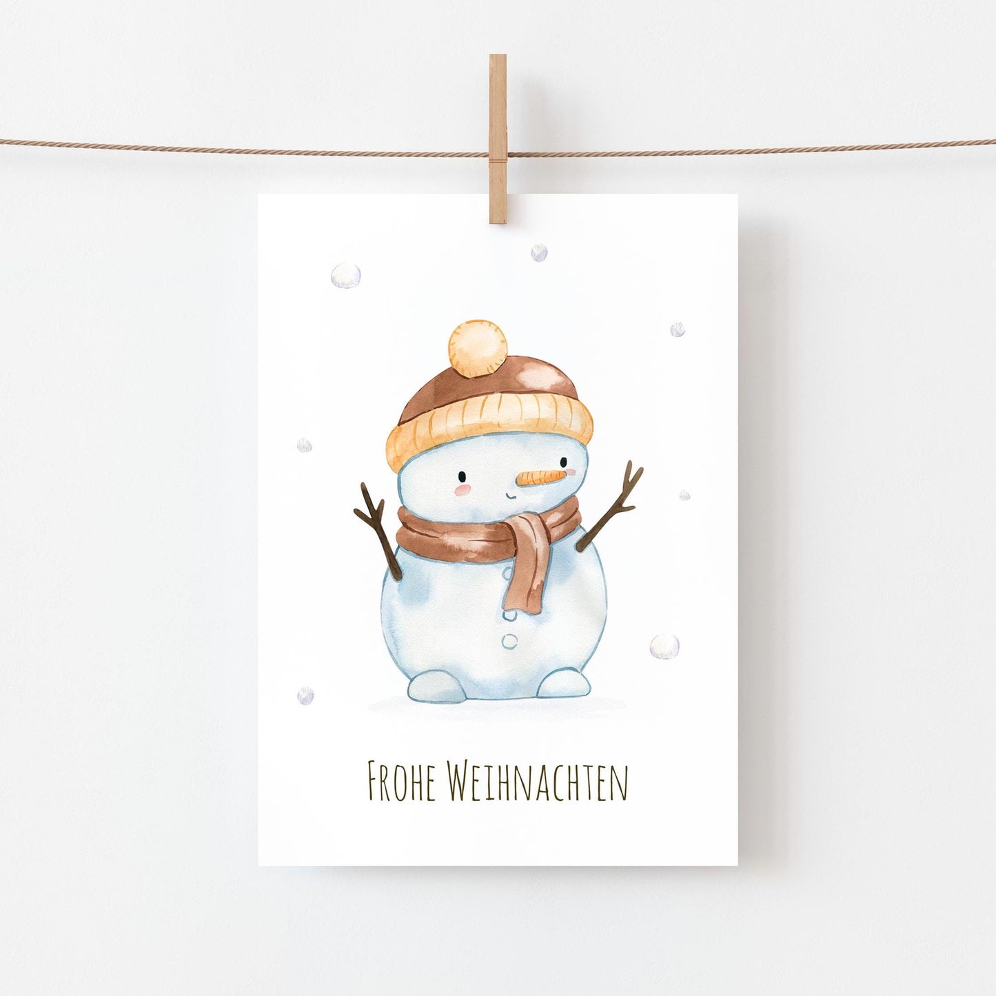 Weihnachtskarte mit Schneemann-Illustration, Frohe Weihnachten Schriftzug, auf hochwertigem, mattem Naturpapier, DIN A6, ideal für Weihnachtsgrüße oder als Dekoration.