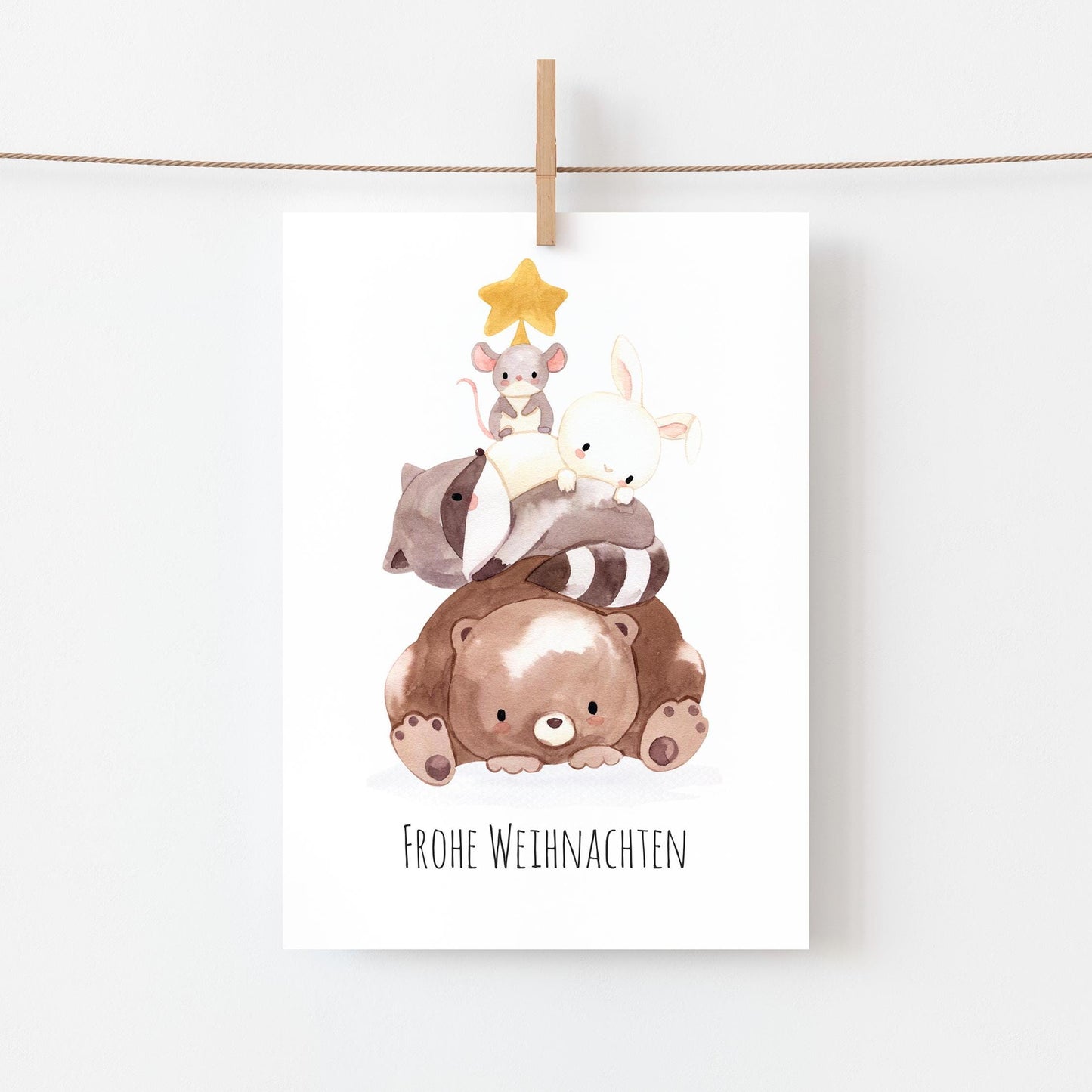 Weihnachtskarte Tierpyramide Frohe Weihnachten A6: Illustration von Tieren, Frohe Weihnachten Schriftzug, hochwertiges 300g Naturpapier, A6-Format, beschreib- und bestempelbare Rückseite.