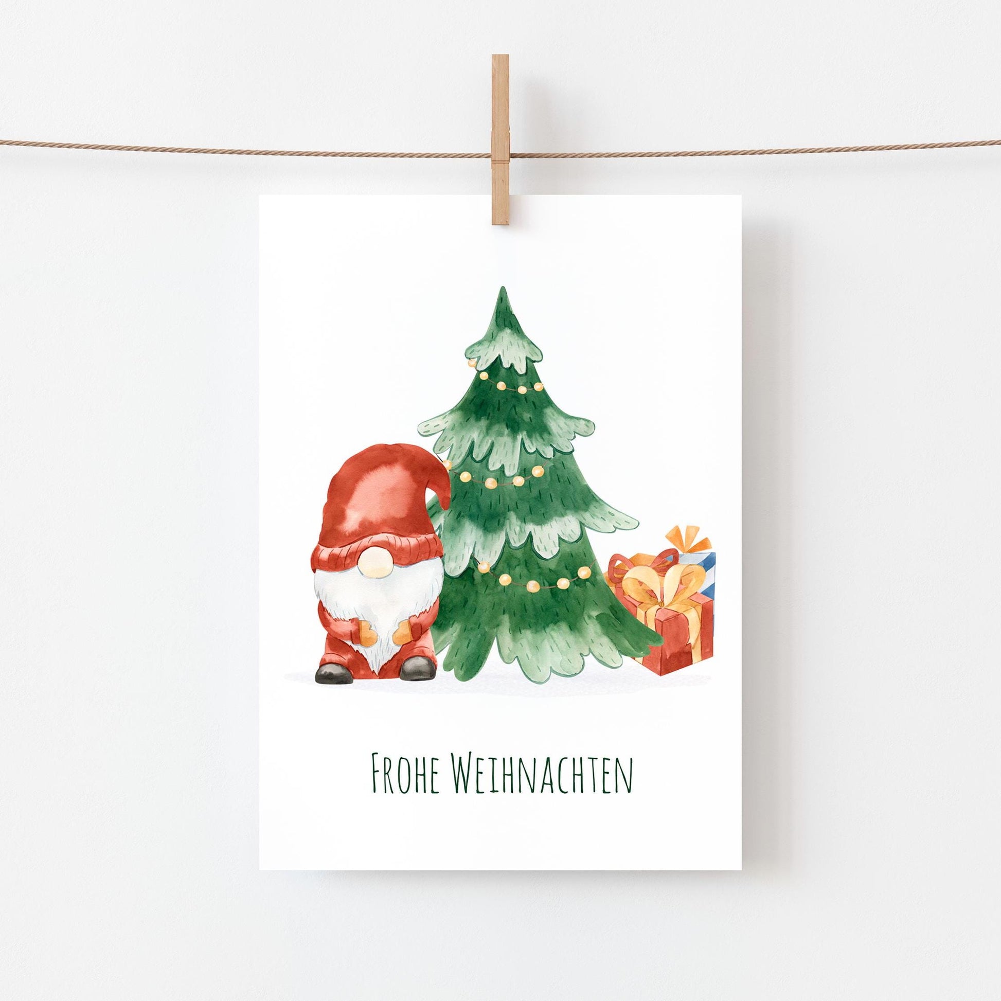 Weihnachtskarte A6 mit Weihnachtsbaum und Gnom, Frohe Weihnachten Schriftzug, auf hochwertigem Naturpapier gedruckt, ideal für Weihnachtsgrüße.