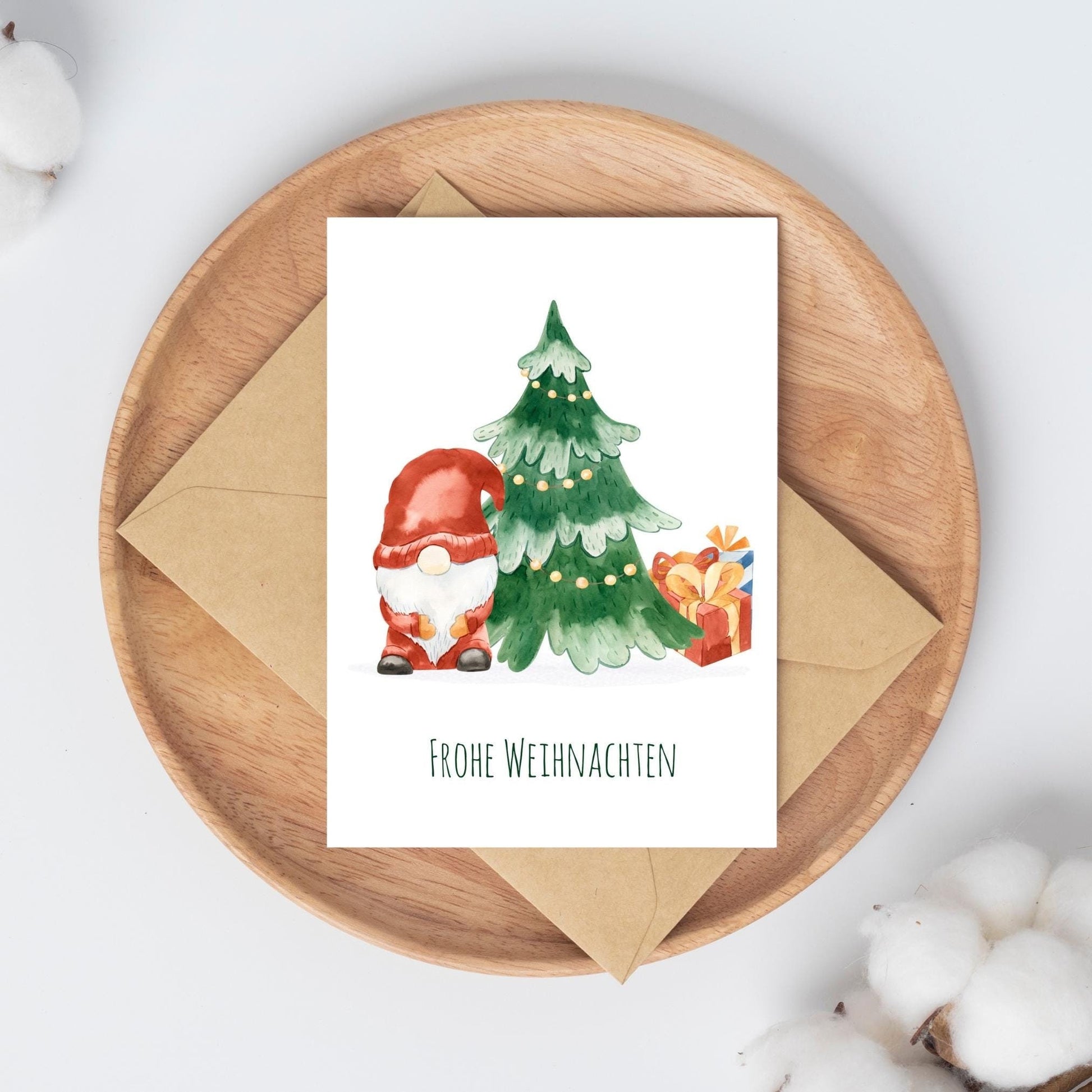 Weihnachtskarte Weihnachtsbaum & Gnom Frohe Weihnachten A6, mit niedlicher Weihnachtsgnom und Baum Illustration, gedruckt auf hochwertigem Naturpapier.