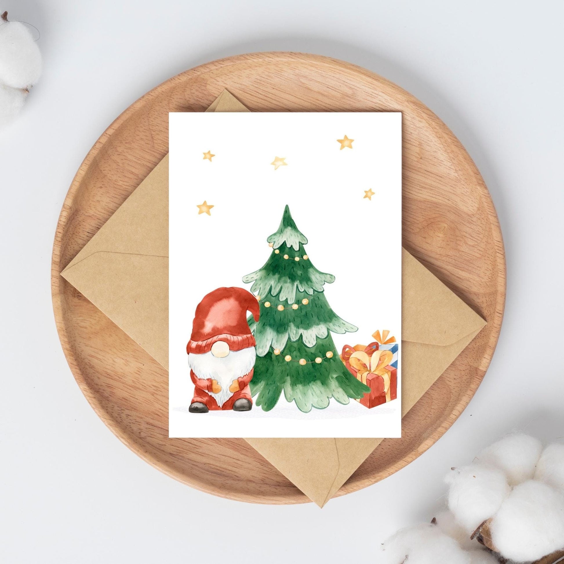 Weihnachtskarte Weihnachtsbaum & Gnom A6: weihnachtliche Illustration mit einem Gnom und Weihnachtsbaum, gedruckt auf hochwertigem, mattem Naturpapier.