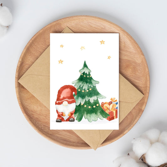 Weihnachtskarte Weihnachtsbaum & Gnom A6: weihnachtliche Illustration mit einem Gnom und Weihnachtsbaum, gedruckt auf hochwertigem, mattem Naturpapier.