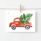 Weihnachtskarte A6 mit Aquarell eines roten Trucks, der einen Weihnachtsbaum transportiert. Hochwertiges, mattes Naturpapier, perfekt für Weihnachtsgrüße oder als Dekoration.