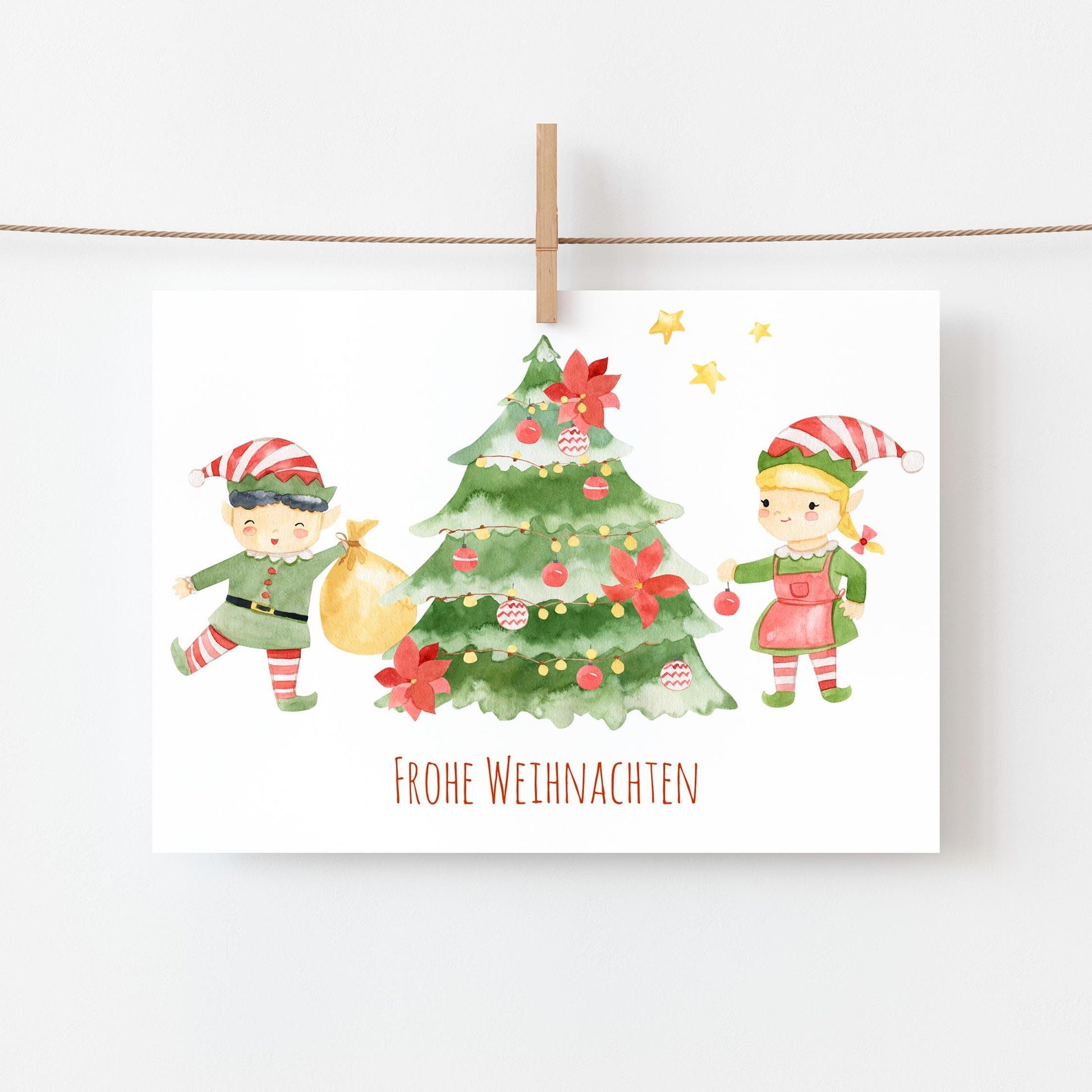 Weihnachtskarte Elfen & Weihnachtsbaum Frohe Weihnachten A6: Aquarell-Illustration von Elfen und einem geschmückten Weihnachtsbaum, gedruckt auf hochwertigem 300g Naturpapier.