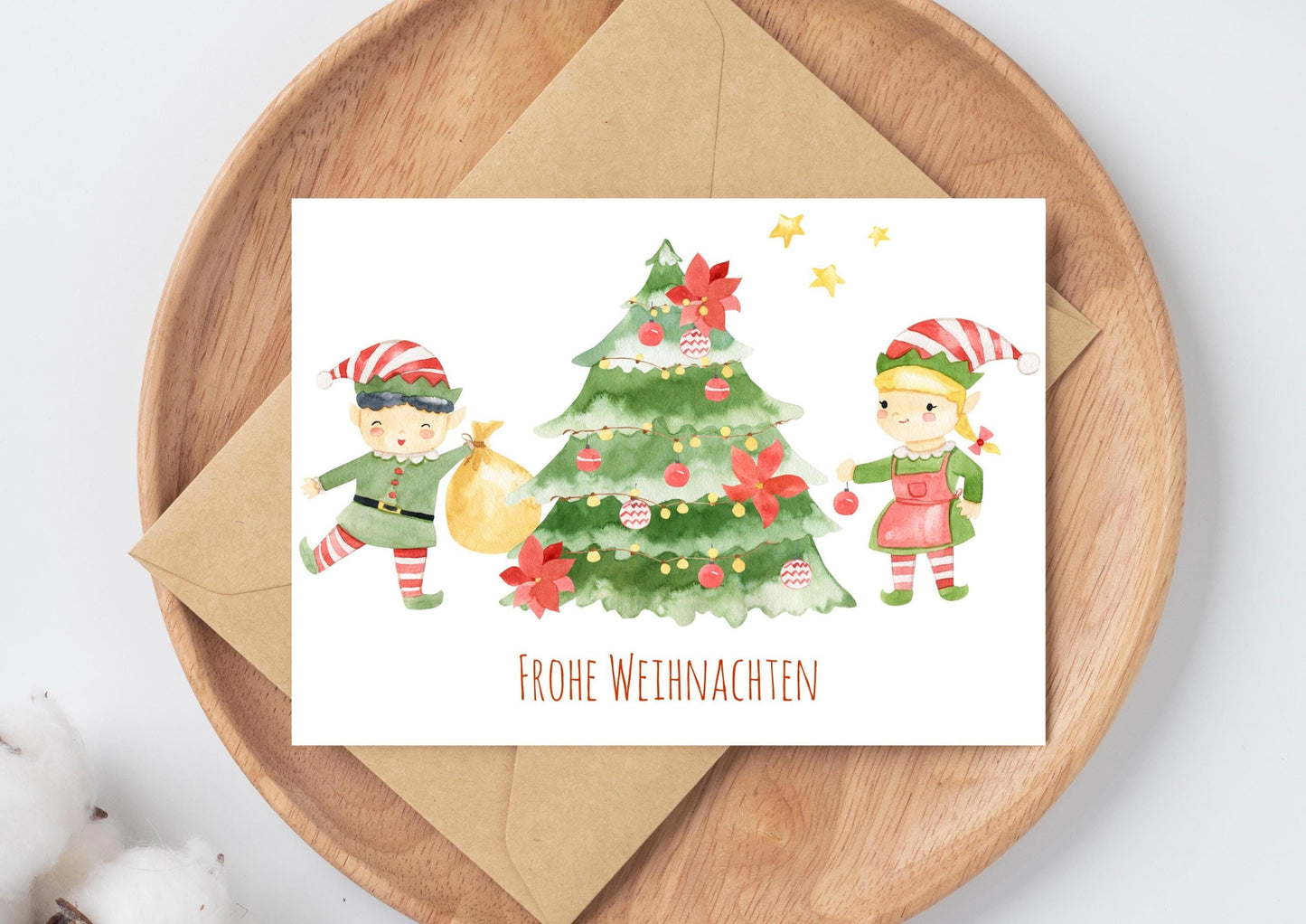 Weihnachtskarte Elfen & Weihnachtsbaum Frohe Weihnachten A6: Karte mit Elfen, Weihnachtsbaum, Frohe Weihnachten-Schriftzug auf hochwertigem Naturpapier, ideal für Weihnachtsgrüße.