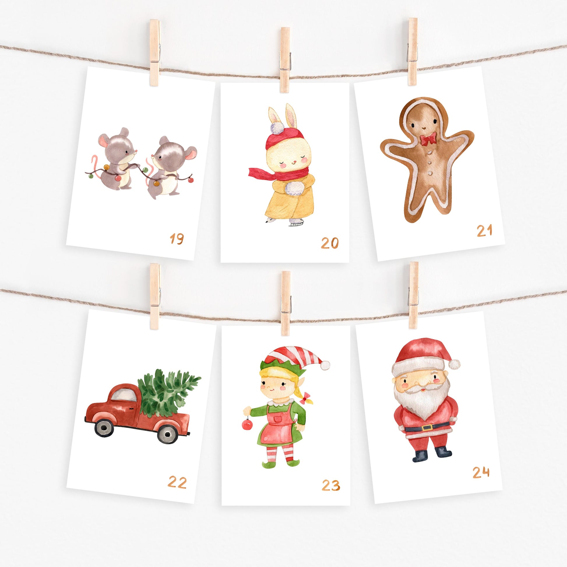 Adventskarten mit Zahlen und Illustrationen A7, zeigen weihnachtliche Szenen wie Weihnachtsmann, Lebkuchenmann, roter Truck mit Baum, Hase und Mädchen im Elf-Outfit, auf hochwertigem Naturpapier gedruckt.