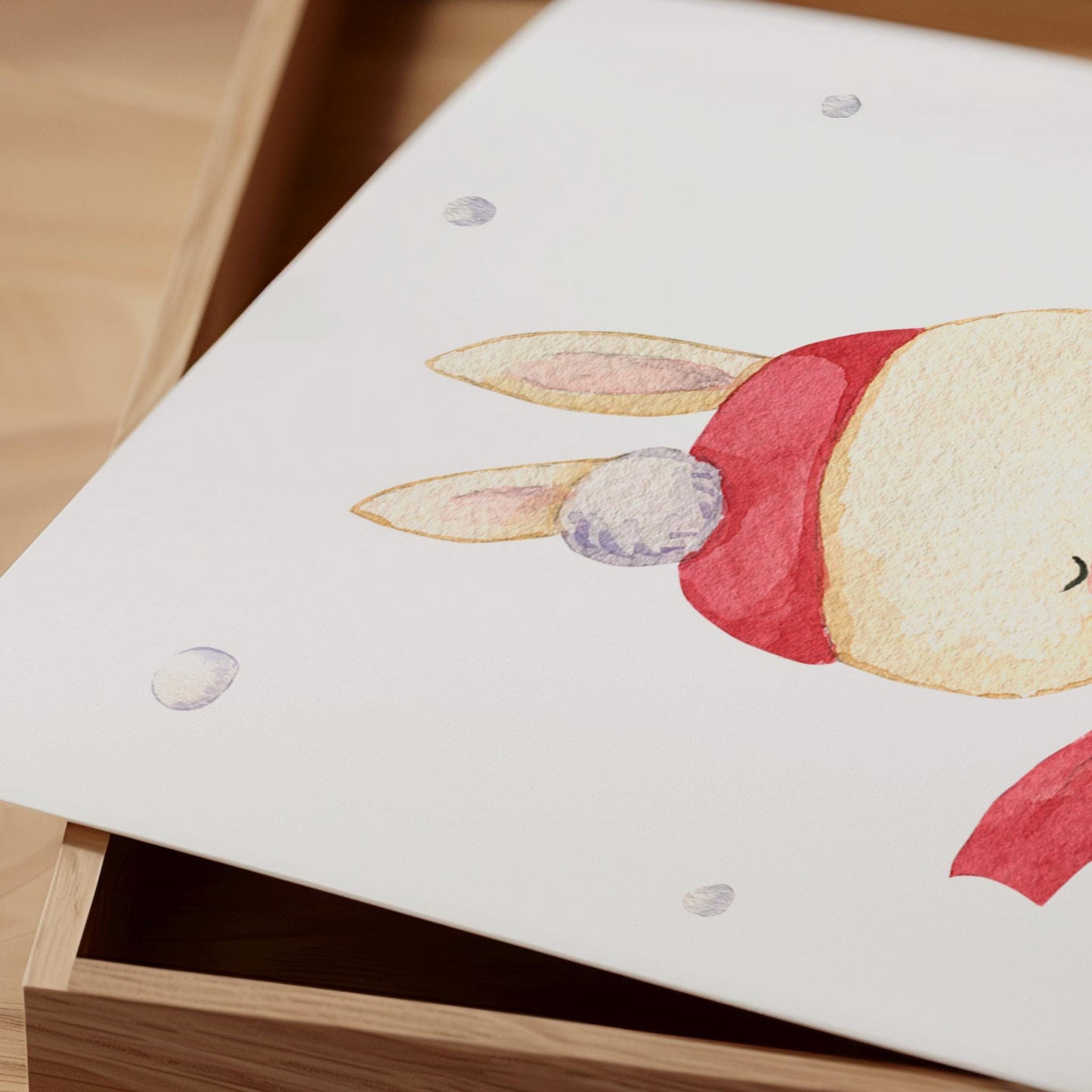 Weihnachtsposter Hase mit Mütze, handgemaltes Kinderbild auf Naturpapier, ein Hase auf Schlittschuhen. Ideal für Weihnachtsdeko im Kinderzimmer. Nahaufnahme.