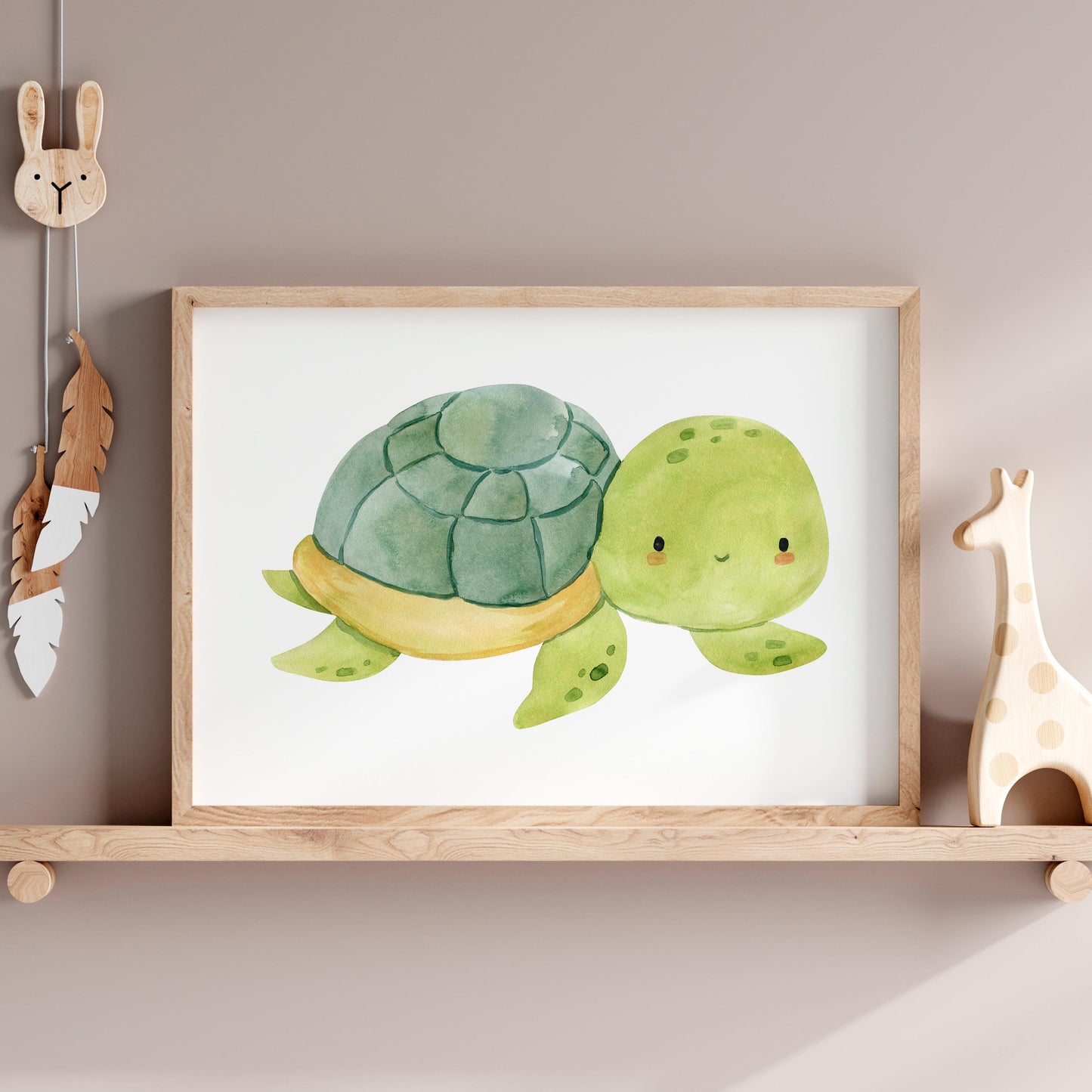 Poster Schildkröte A3 & A4: Aquarell-Schildkröte, ideal für Kinderzimmer, auf hochwertigem Naturpapier gedruckt. Rahmen und Dekoration nicht enthalten. Gerahmt auf Regal.