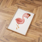 Poster Flamingo Vintage A3 & A4: Aquarell-Flamingo mit Krone auf einer Holzoberfläche, perfekt für Kinderzimmerdekoration, auf hochwertigem 300g Naturpapier gedruckt.