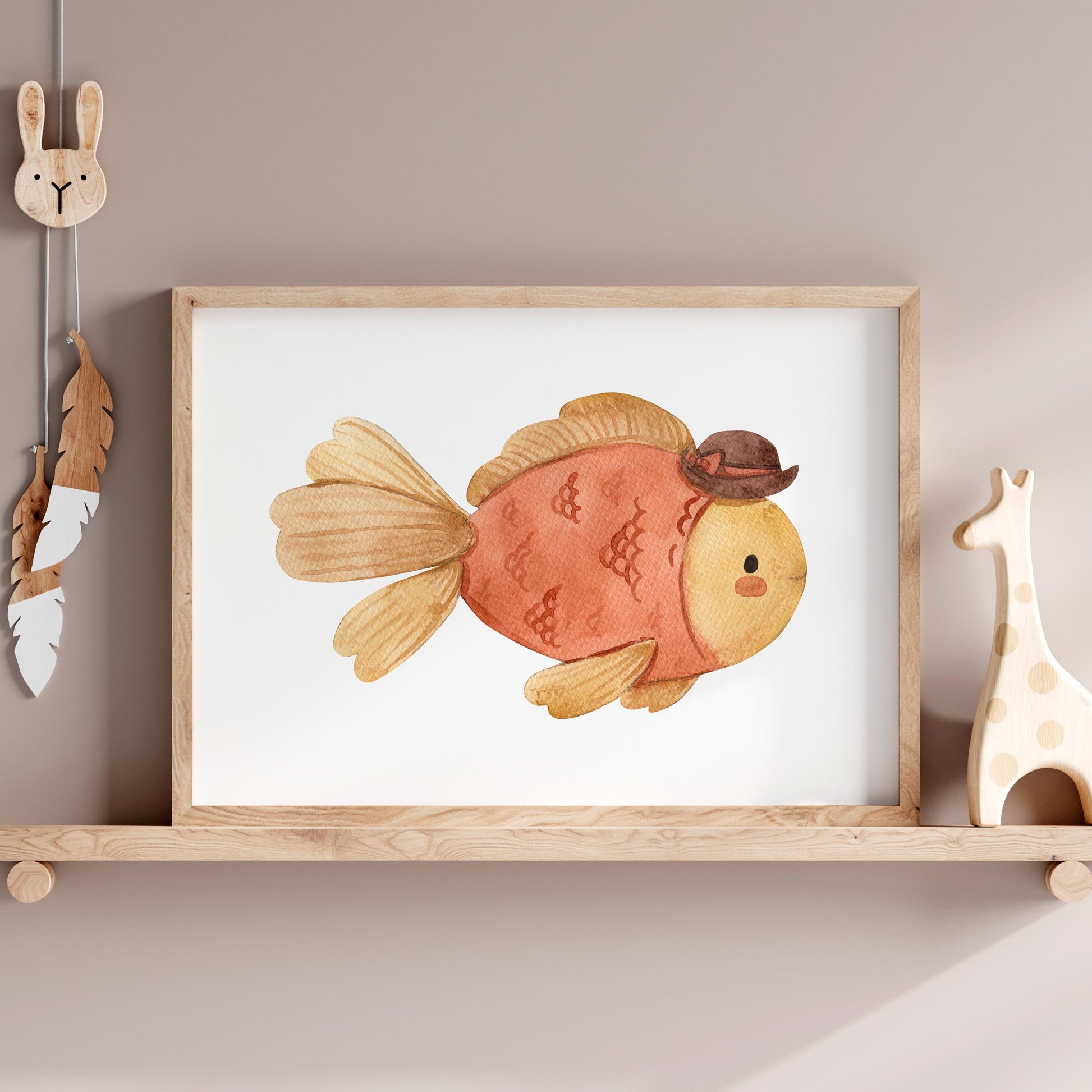 Poster Fisch Vintage A3 & A4: Ein Aquarell-Fisch mit Hut in einem Bilderrahmen auf einem Regal. Ideal als Kinderzimmerdeko oder Geschenk.