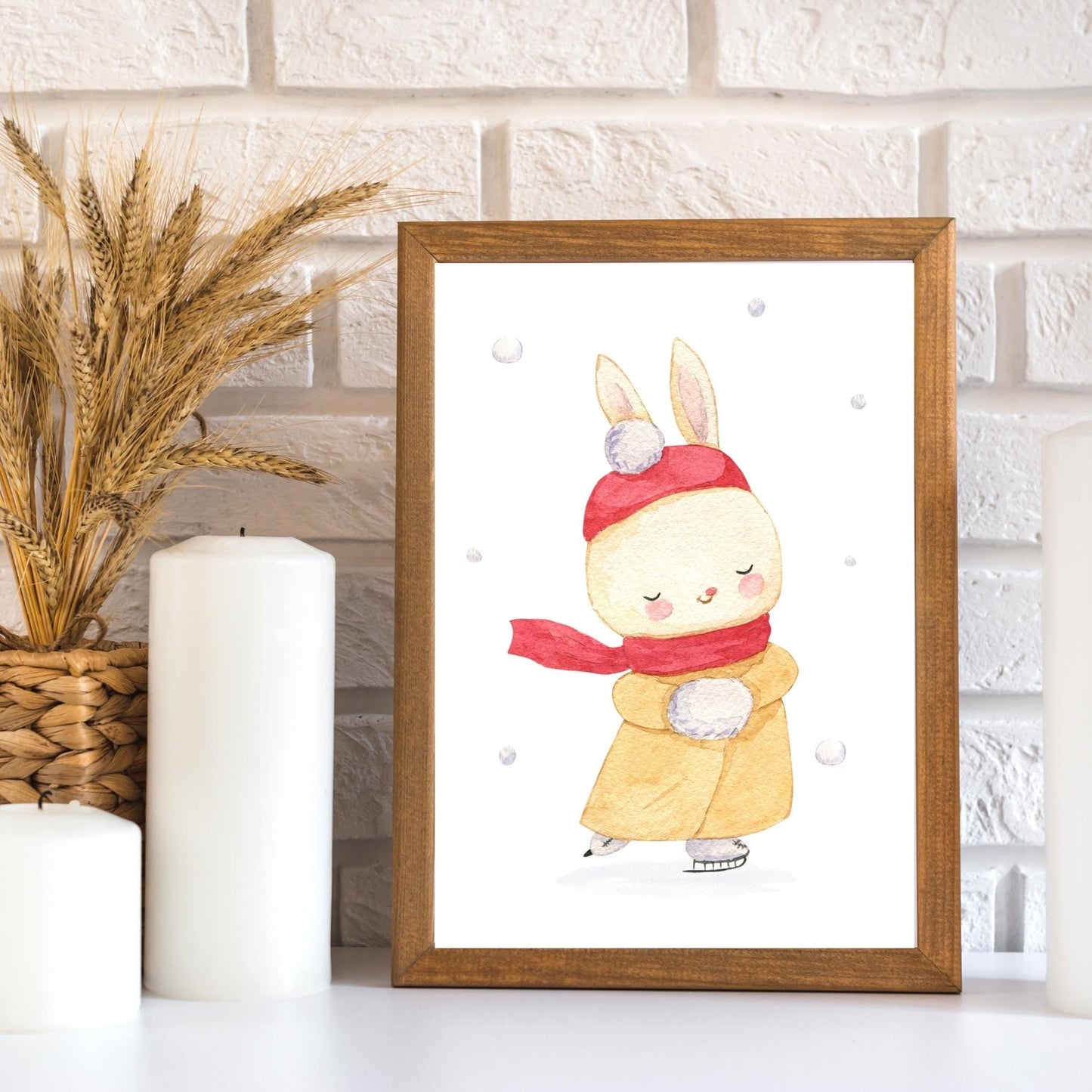 Weihnachtsposter Hase mit Mütze, handgemaltes Bild einer Häsin auf Schlittschuhen, neben Weihnachtsdekoration. Perfekt für das Kinderzimmer, erhältlich in A3, A4, A5.