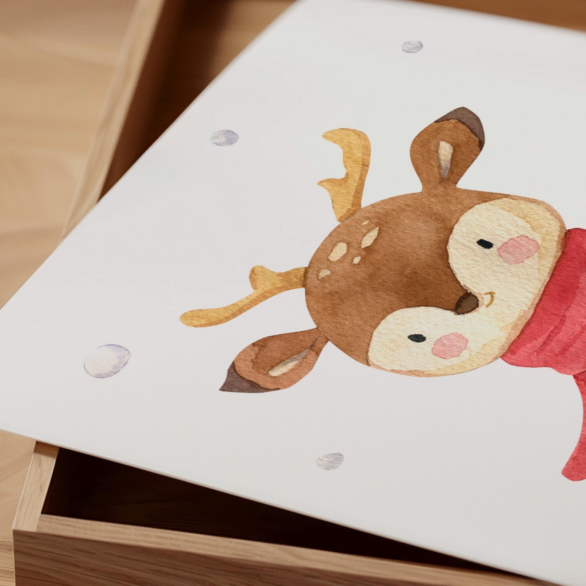 Weihnachtsposter Reh mit Schal Nahaufnahme, handgemalt, ideal für Kinderzimmerdeko. Verfügbar in A3, A4, A5 auf 300g Naturpapier.