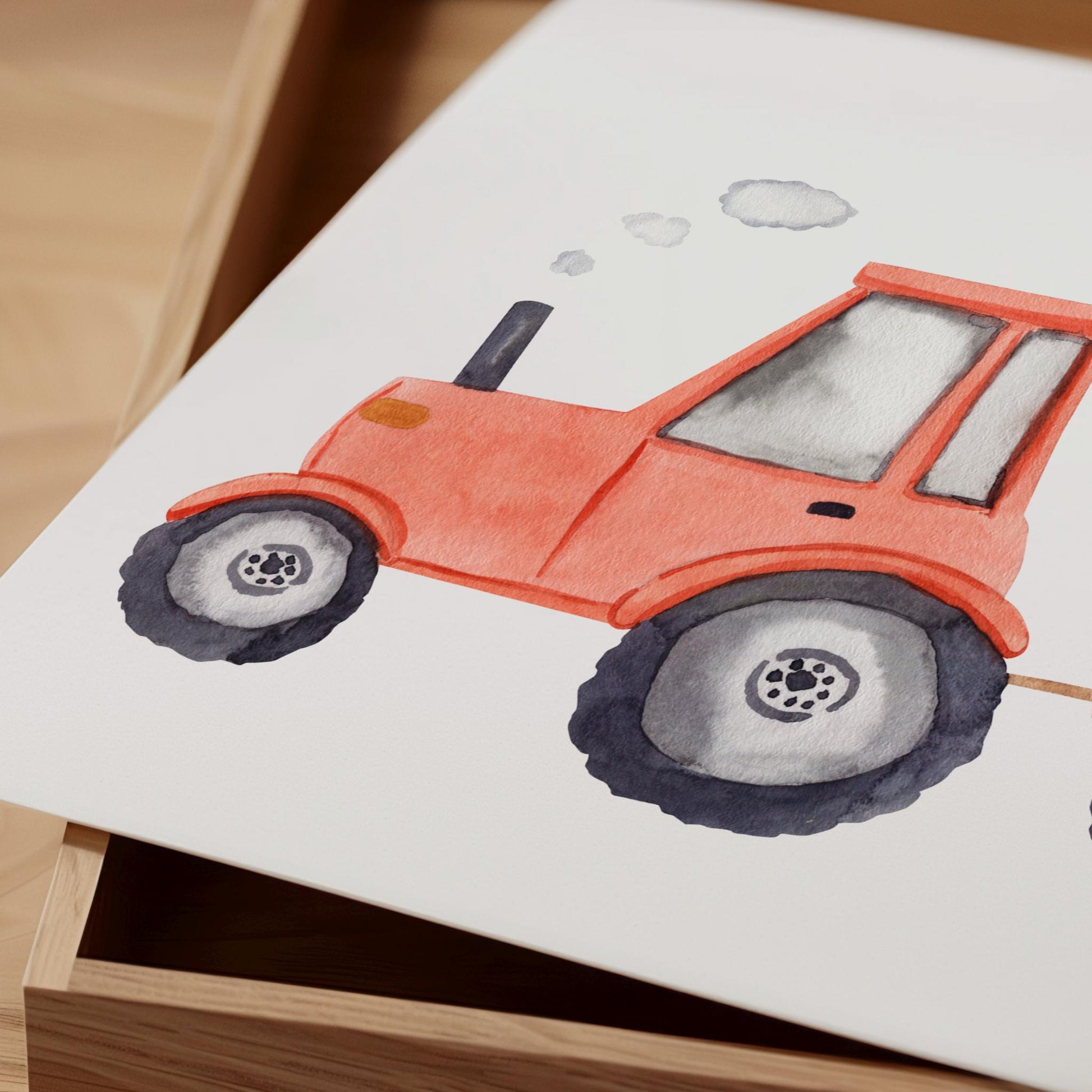 Poster Traktor mit Anhänger A3 & A4: Illustration von Traktor auf hochwertigem Papier, ideal für Kinderzimmerdekoration. Handgemalt, detailreich, auf festem Naturpapier gedruckt. Nahaufnahme.