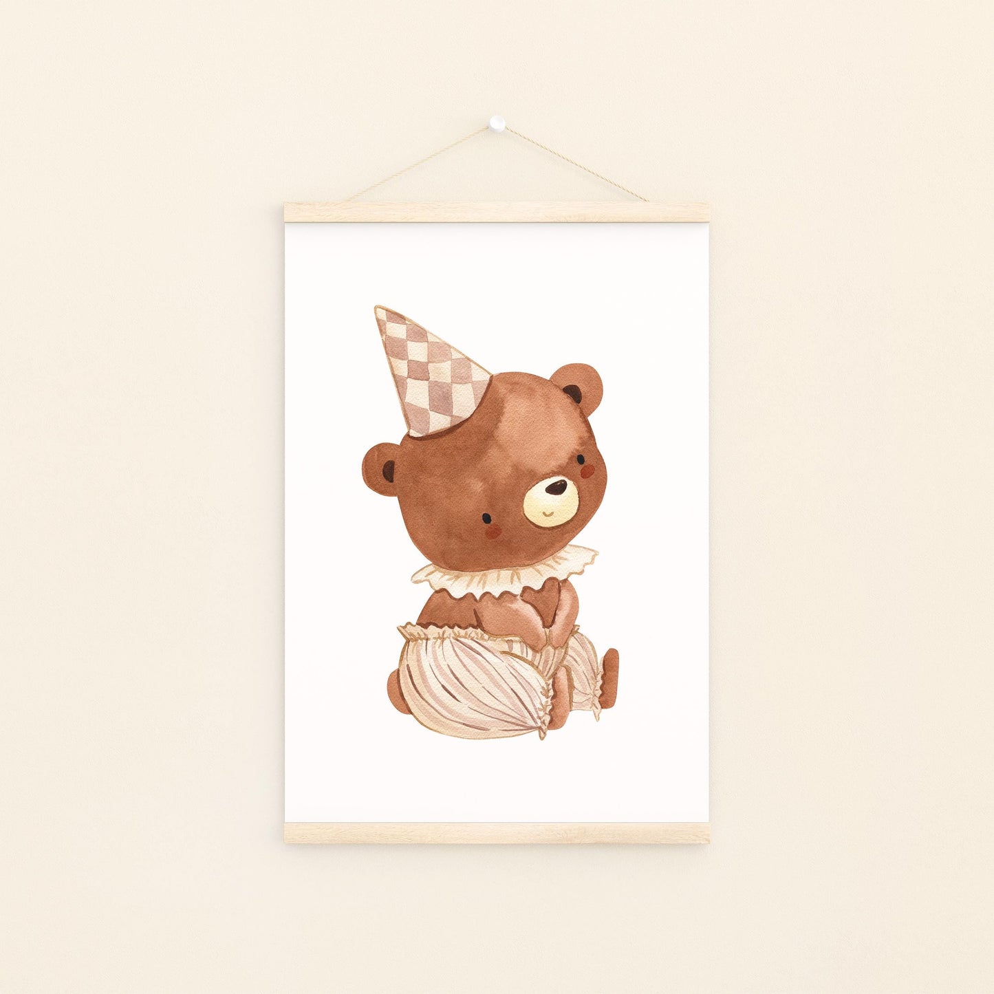 Poster Bär mit Partyhut A3 & A4: Niedlicher Teddybären mit Partyhut, ideal als Kinderzimmerdeko oder Geschenk. Hochwertiger Druck auf mattem Naturpapier.