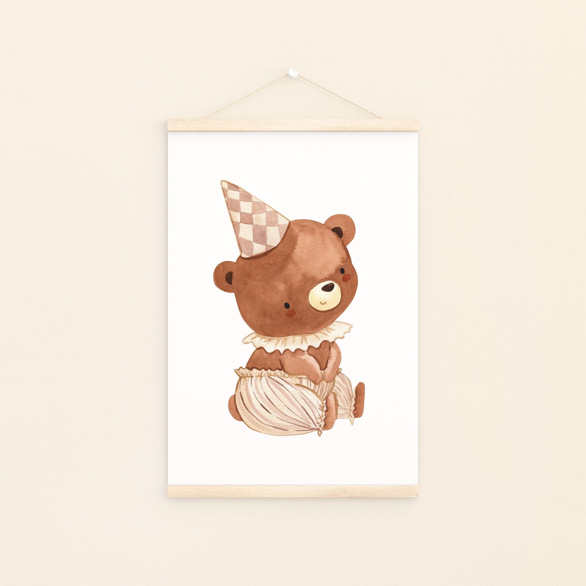 Poster Bär mit Partyhut A3 & A4: Niedlicher Teddybären mit Partyhut, ideal als Kinderzimmerdeko oder Geschenk. Hochwertiger Druck auf mattem Naturpapier.