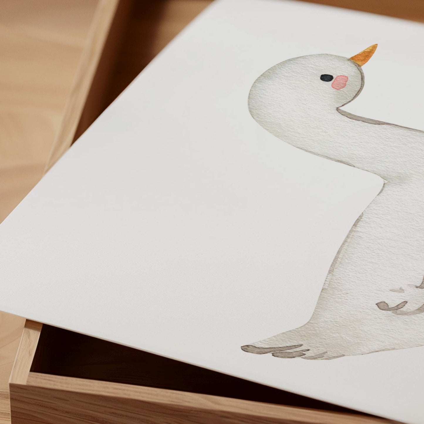 Poster Gans A3 & A4: Handgezeichnete Gans auf hochwertigem Papier, ideal für Kinderzimmer. Niedliche, detaillierte Illustration auf stabilem Naturpapier.