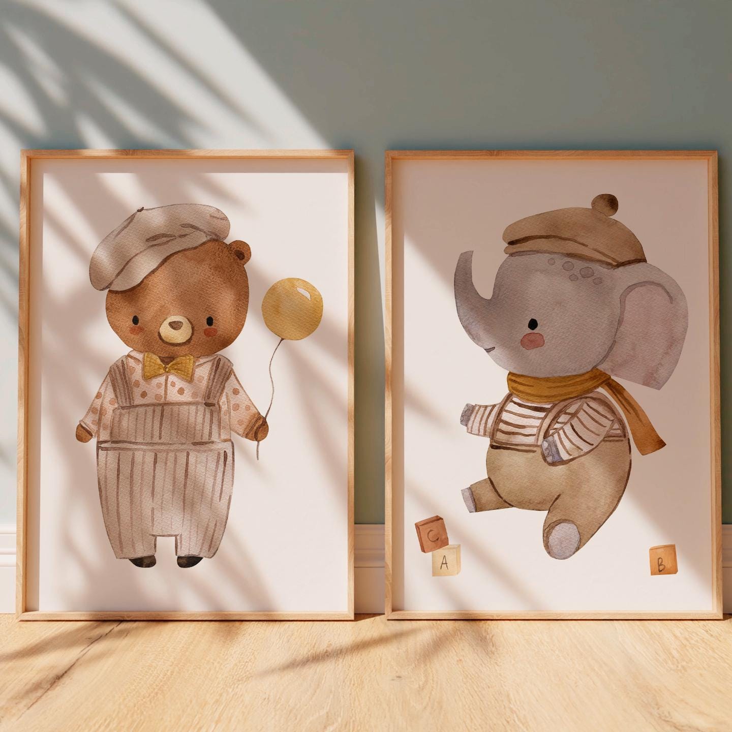 Posterset Bär & Elefant Vintage A3 & A4: Zwei gerahmte Aquarellbilder von einem Teddybär und einem Baby-Elefanten, ideal für das Kinderzimmer.