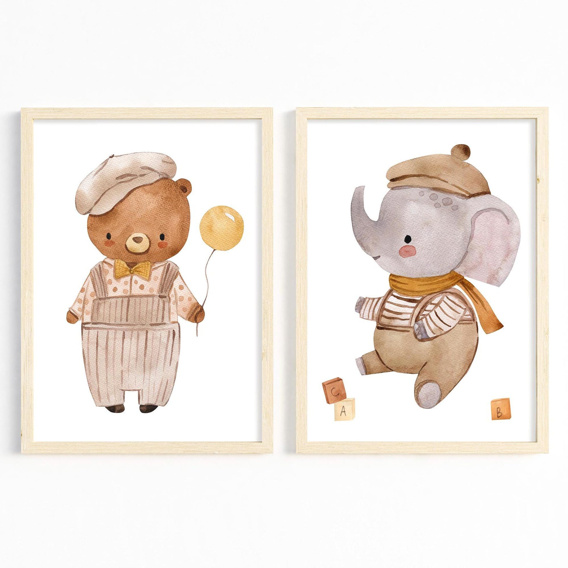 Posterset Bär & Elefant Vintage A3 & A4: zwei gerahmte Aquarellbilder: ein Teddy mit Ballon und ein Baby-Elefant, ideal für Kinderzimmer.