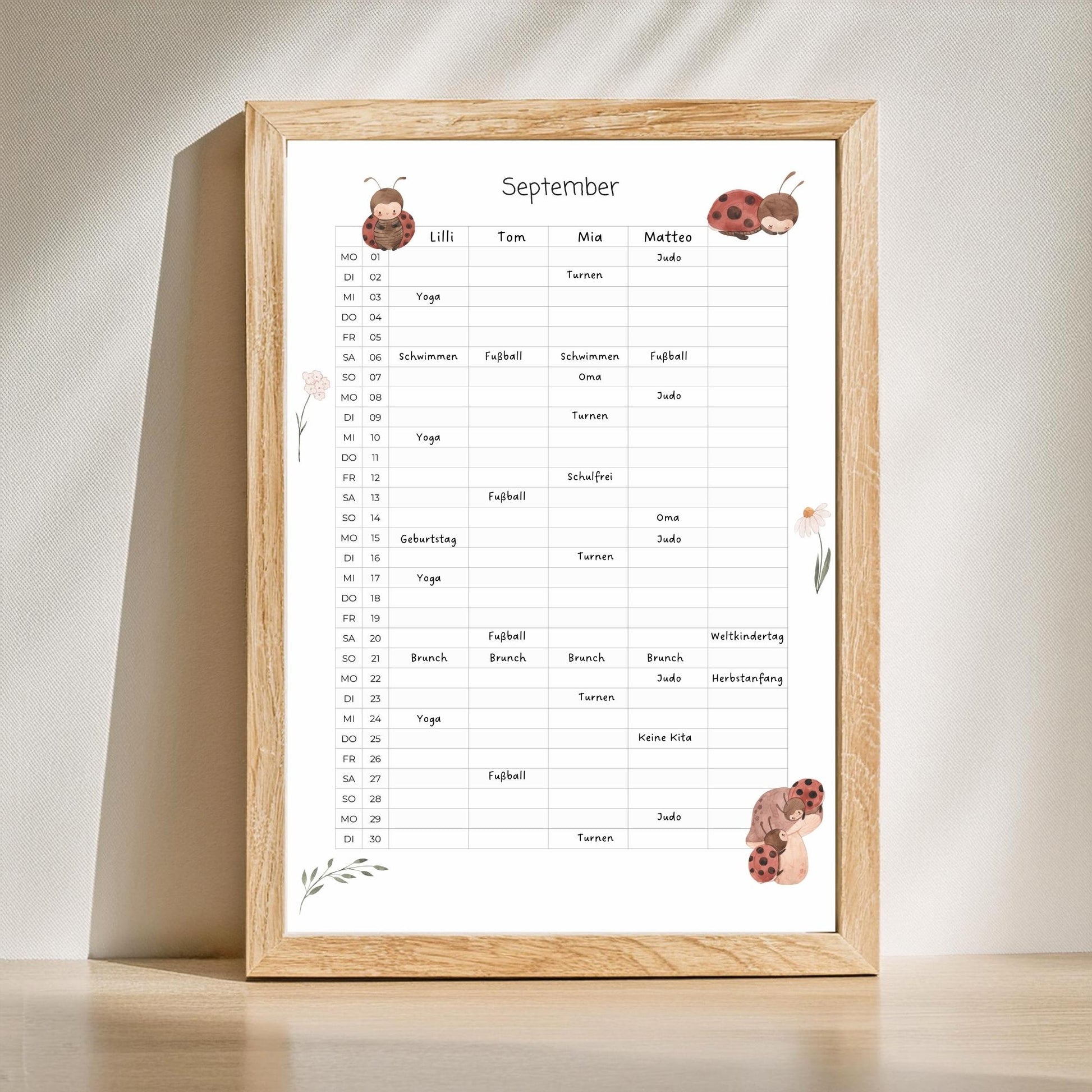 Familienkalender 2025 zum Ausdrucken mit handgemalten Illustrationen, 5 Spalten für Termine. Digitaler Download als PDF in A4 und A3.