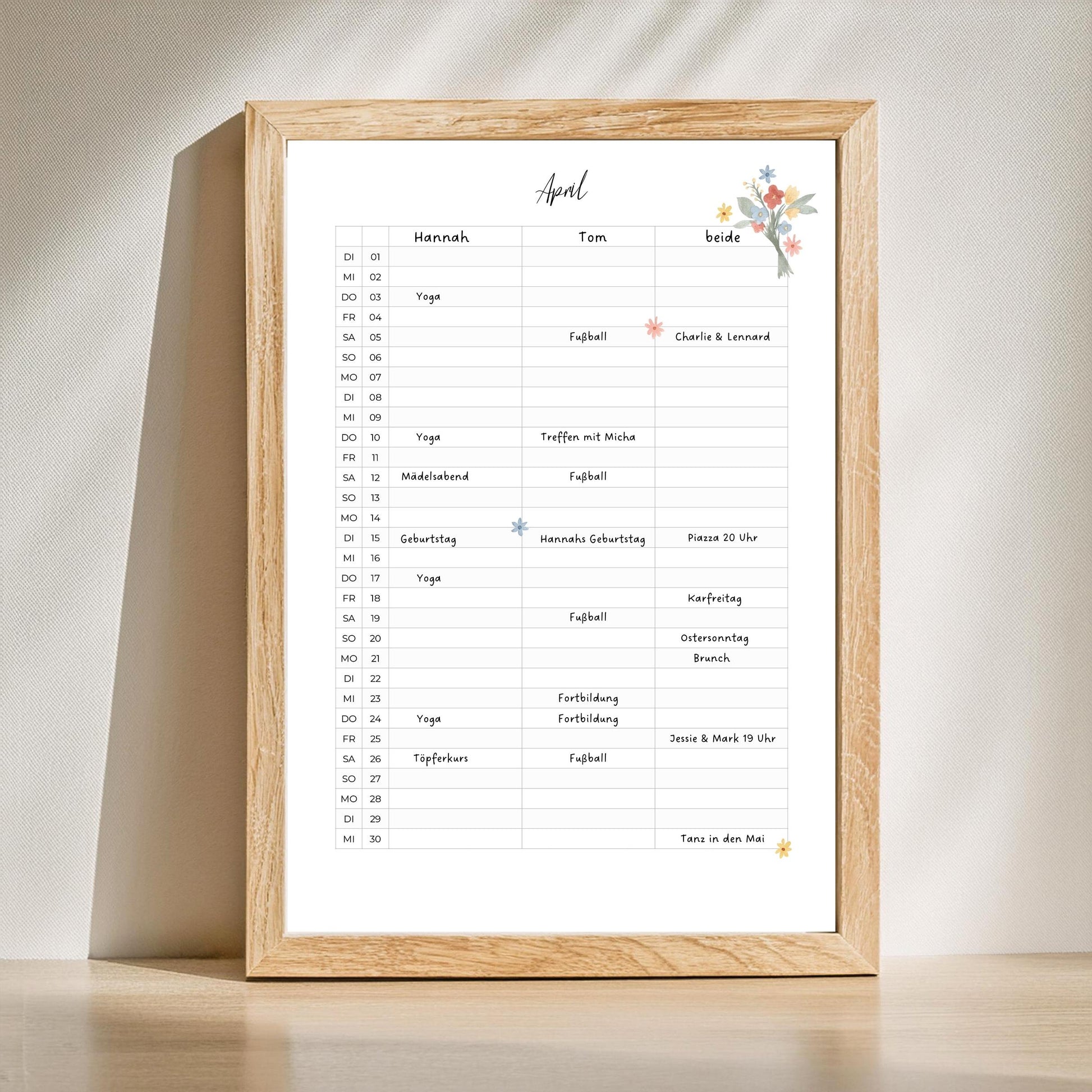 Paarkalender 2025 zum Ausdrucken: Holzrahmen mit Kalenderblatt, handgemalte Illustrationen, 3 Spalten für Termine; digitaler PDF-Download für A4/A3.