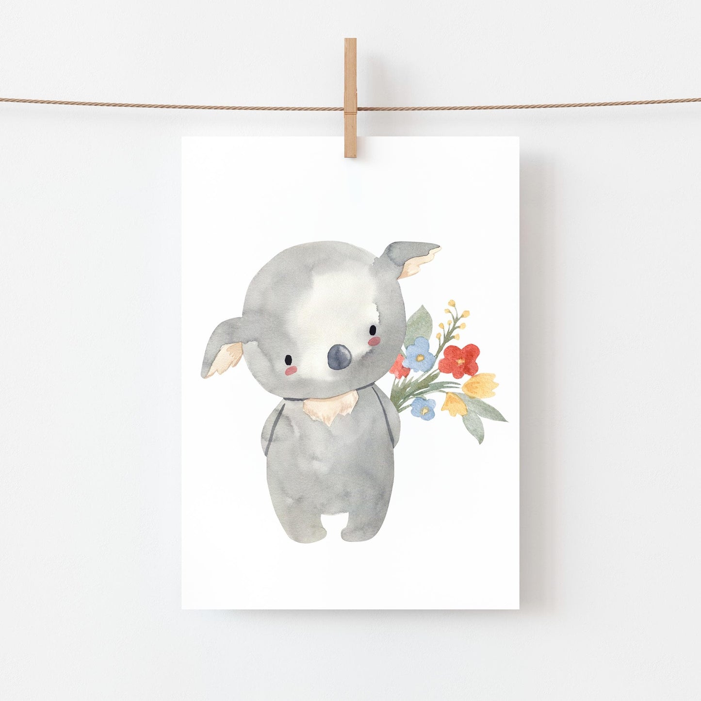 Karte Blumengrüße Koala A6: Aquarell eines Koalas mit Blumen, gedruckt auf hochwertigem Naturpapier. Perfekt für Glückwünsche oder liebe Grüße.