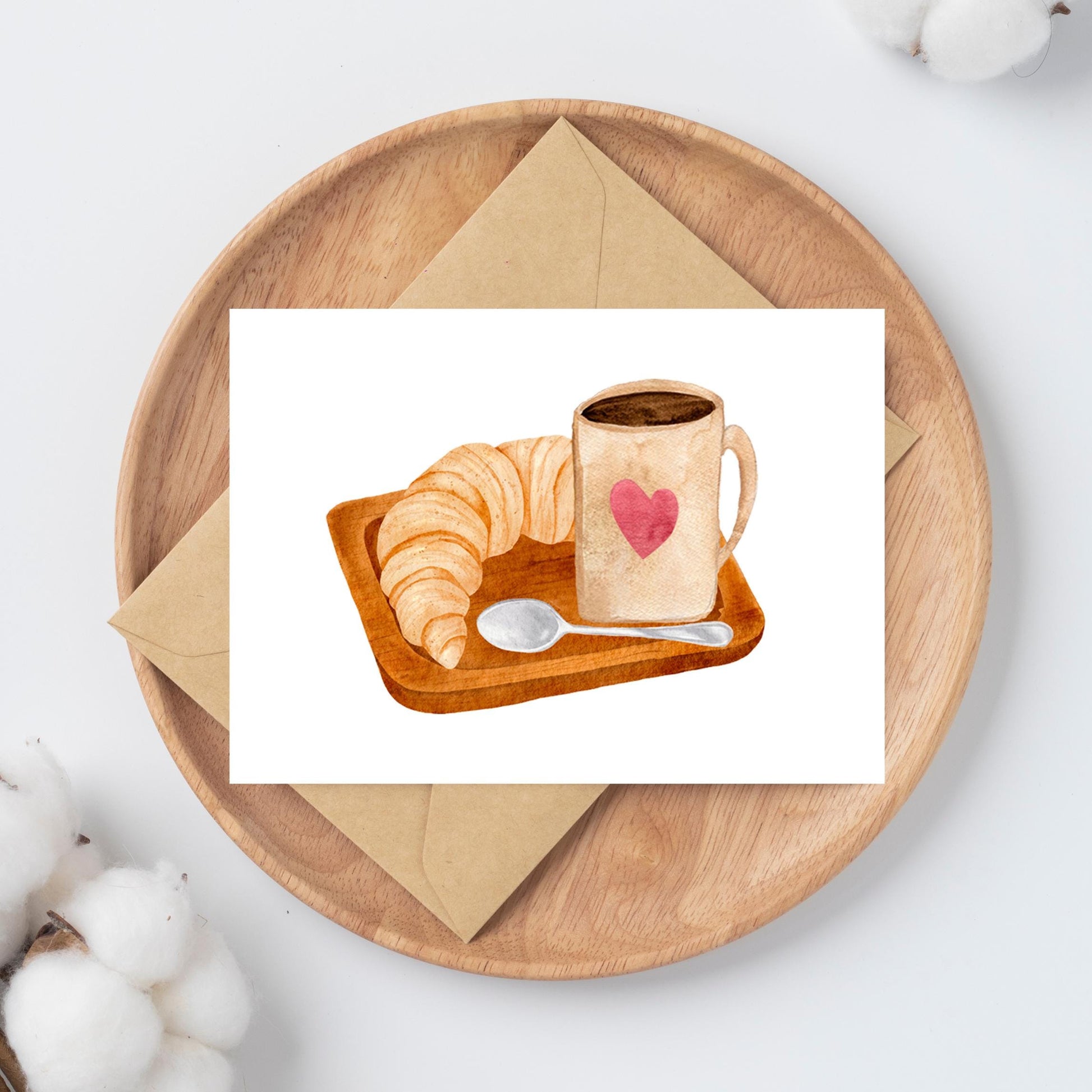 Postkarte Frühstück A6 mit Motiv: Teller, Tasse Kaffee und Croissant. Gedruckt auf hochwertigem 300g Naturpapier, ideal für Einladungen oder Grüße.