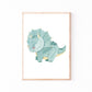 Poster Dinosaurier Dreizack zum Ausdrucken zeigt ein Aquarell-Dinosaurier, ideal als Kinderzimmerdeko. Digitales Produkt, in drei Formaten erhältlich.