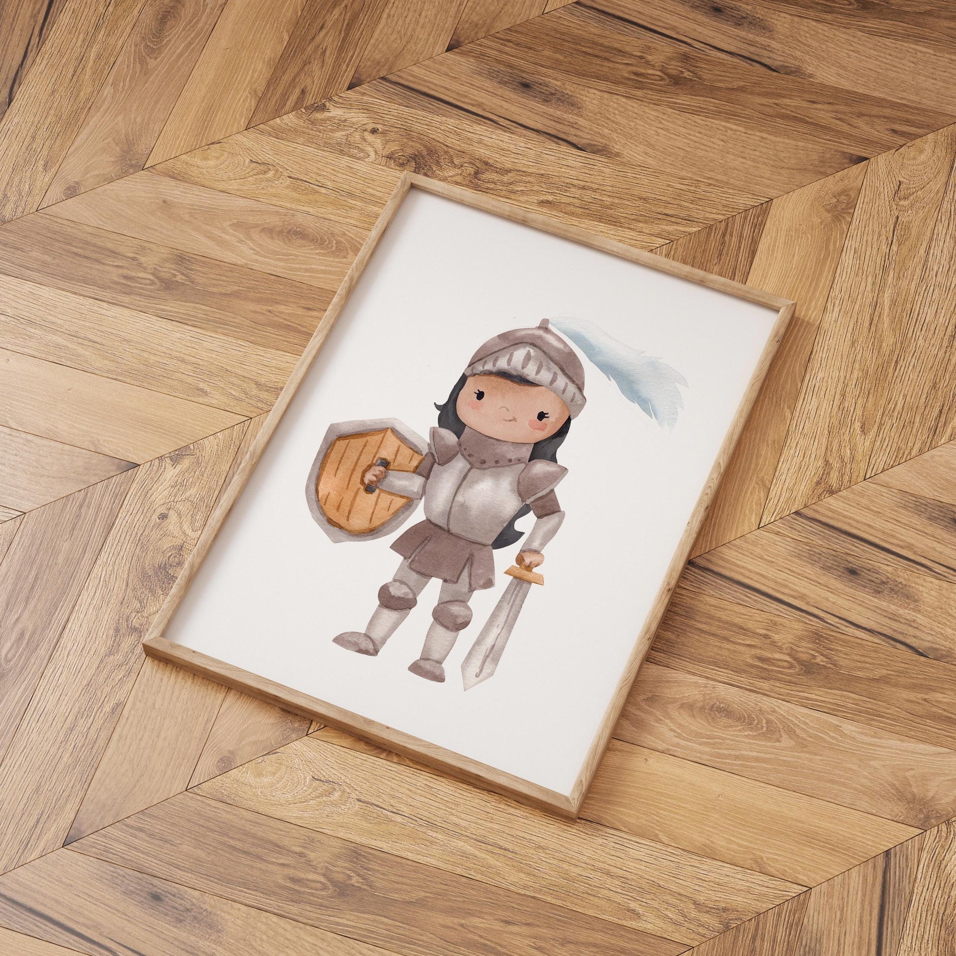 Poster Kinderzimmer Ritterin: Ein Cartoon-Mädchen in Rüstung mit Schild und Schwert auf Holzfußboden. Perfekt als Deko oder Geschenk für Kinderzimmer.