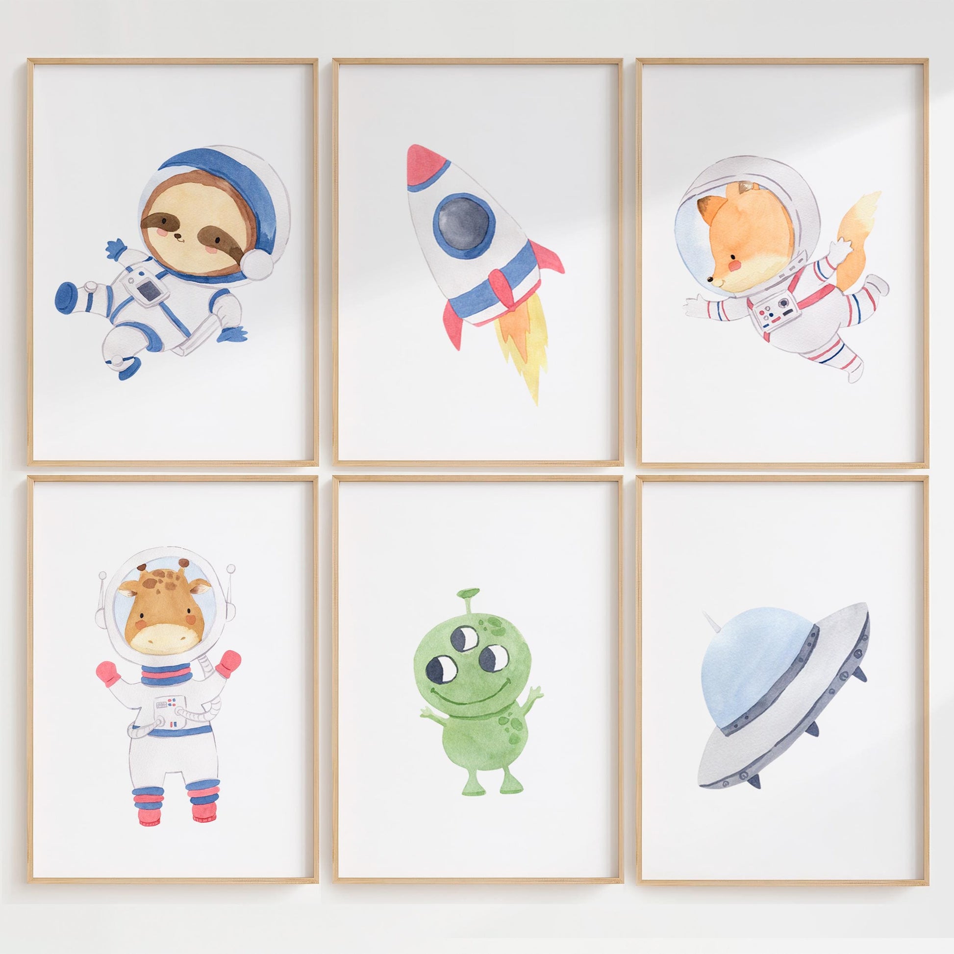 Posterset Astronauten A3 & A4: Sechs Poster mit Tieren als Astronauten, darunter Faultier, Giraffe und Fuchs, ideal für Kinderzimmerdekoration.