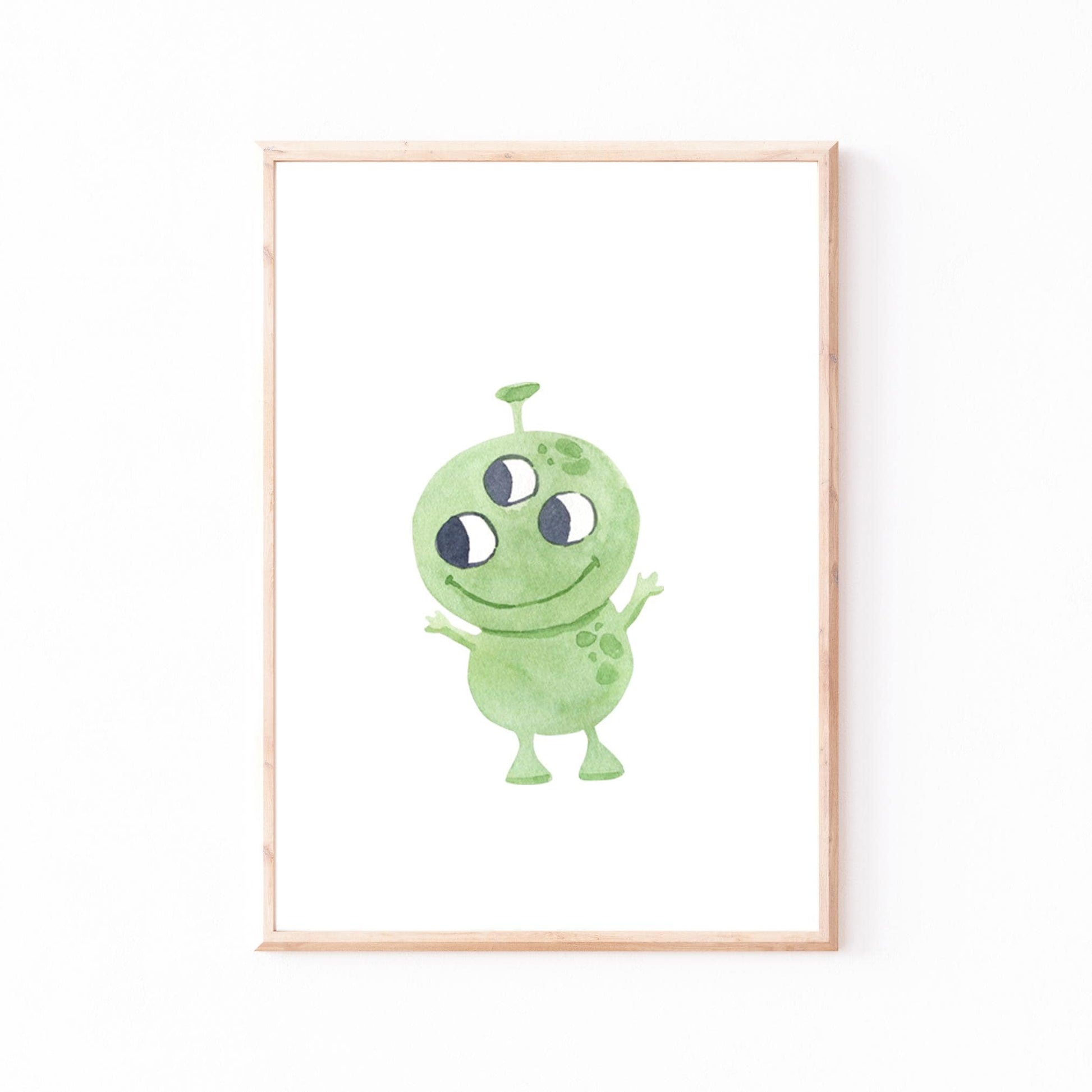 Poster Weltraum Alien A3 & A4: Illustration eines lächelnden, dreiaugigen grünen Aliens in einem Kinderbild, ideal zur Dekoration im Kinderzimmer, auf mattem Naturpapier.